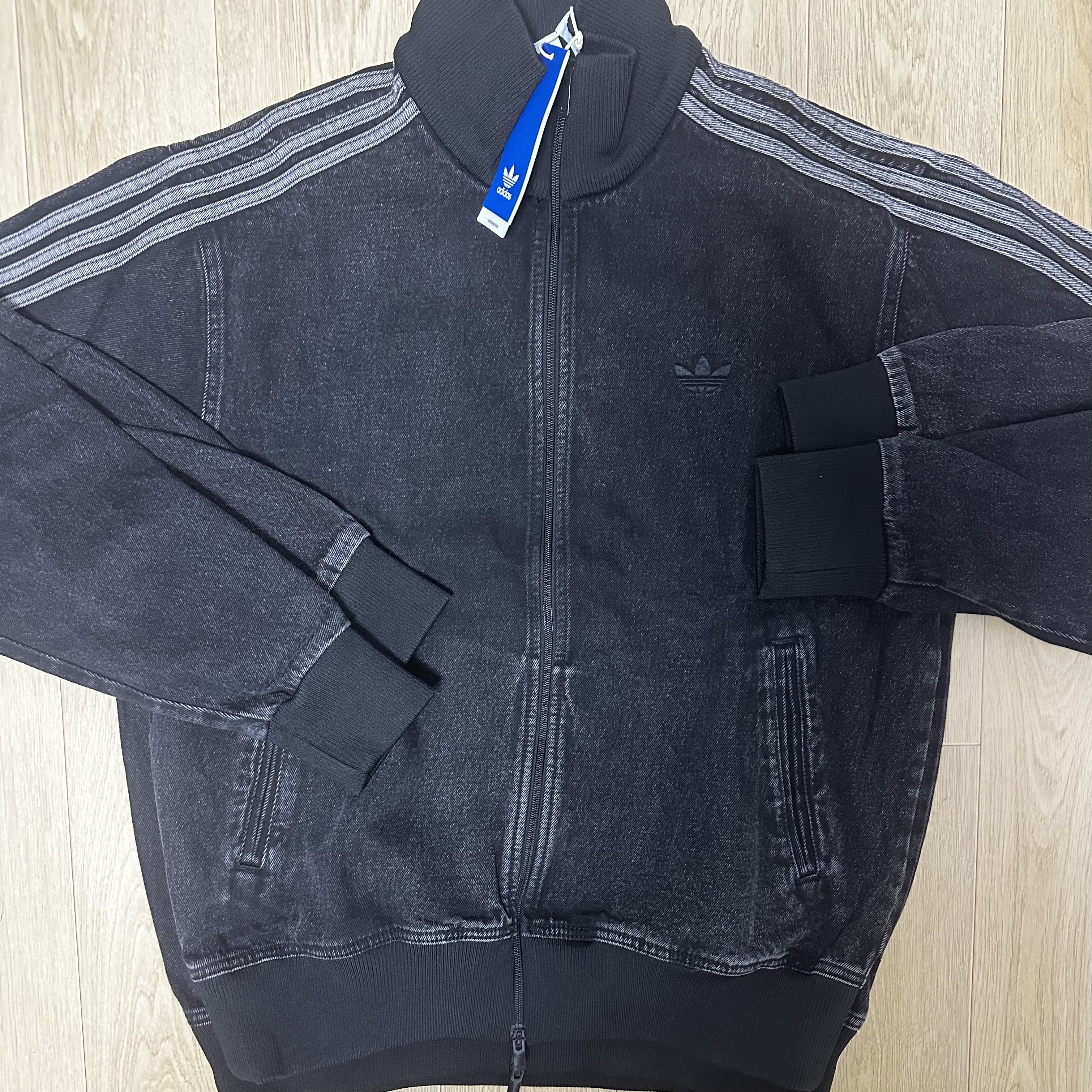 Adidas Adicolor Denim Firebird Track Top True Black Denim  - KR Sizing, Adidas Adicolor Denim Firebird Track Top True Black Denim  - US Sizing 착용 스타일 - 1