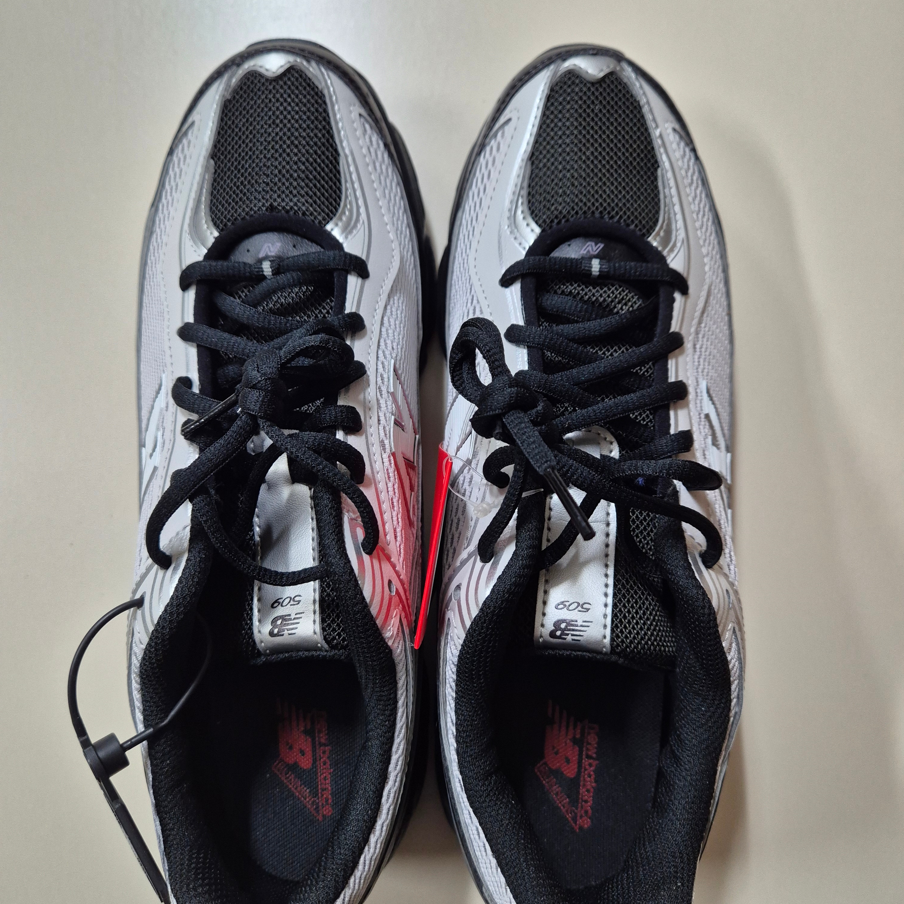 New Balance 509 Black Gray 착용 스타일 - 3