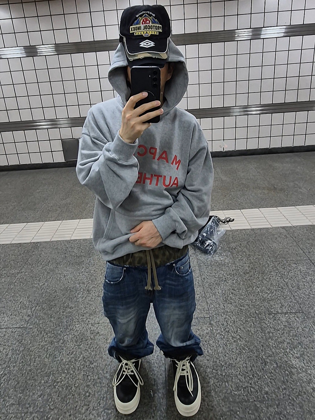 Rick Owens Hollywood Mega Bumper Geobasket in Full Grain Calf Leather Black Milk, Protocol Index Racing Cap Black 착용 스타일 - 3
