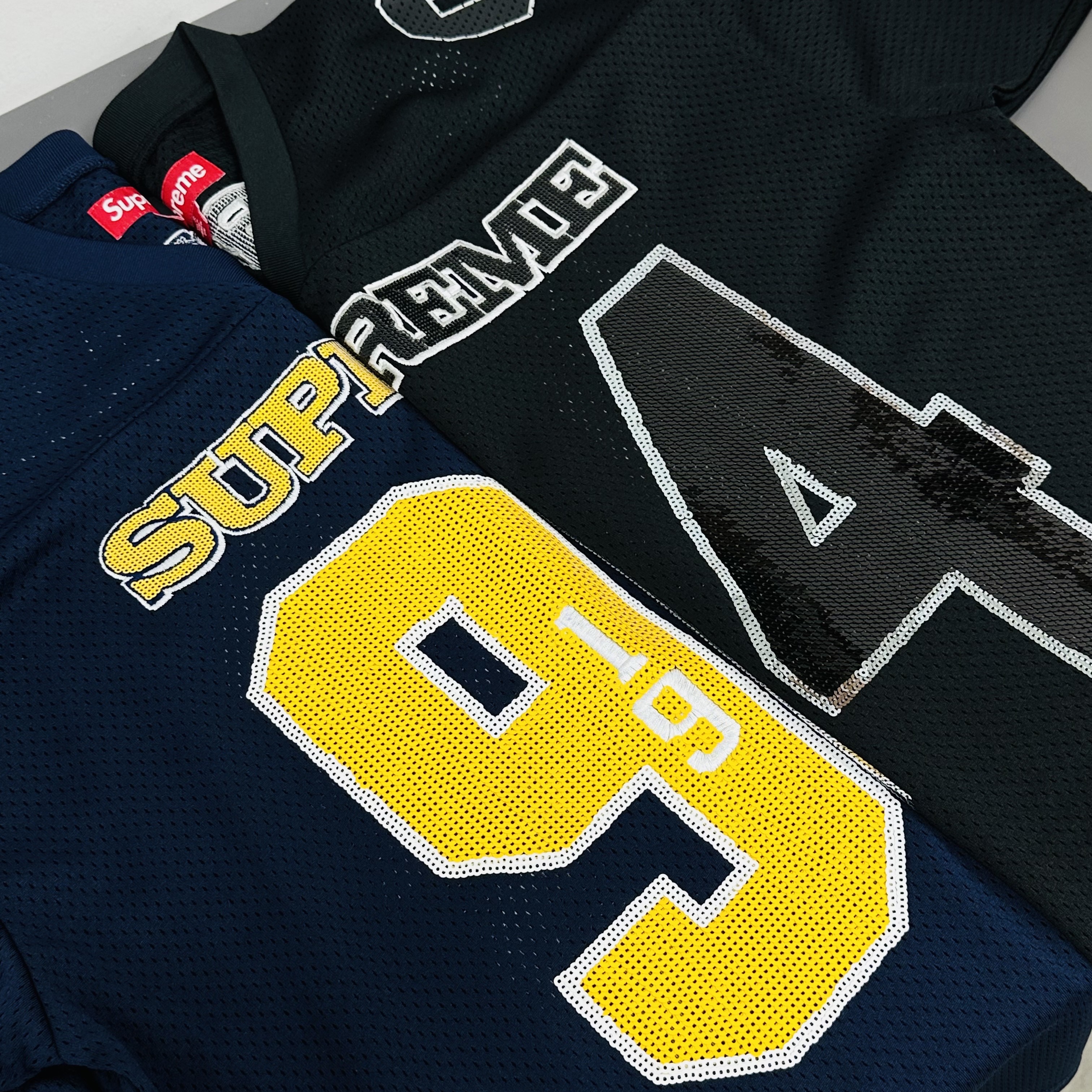 Supreme Sequin Football Jersey Black - 25FW, Supreme Sequin Football Jersey Navy - 25FW 착용 스타일 - 2