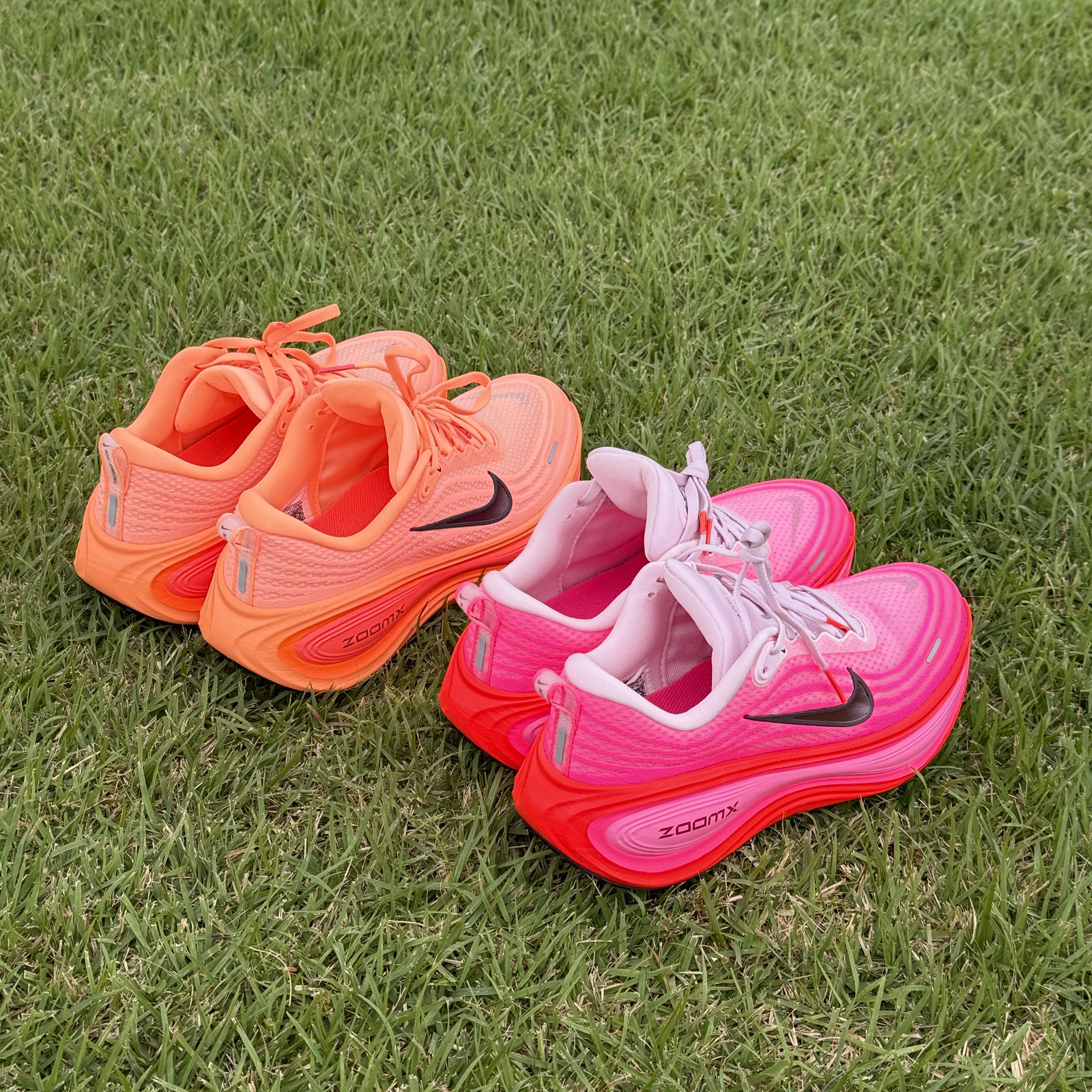 (W) Nike Vomero Plus Hyper Pink Bright Crimson 착용 스타일