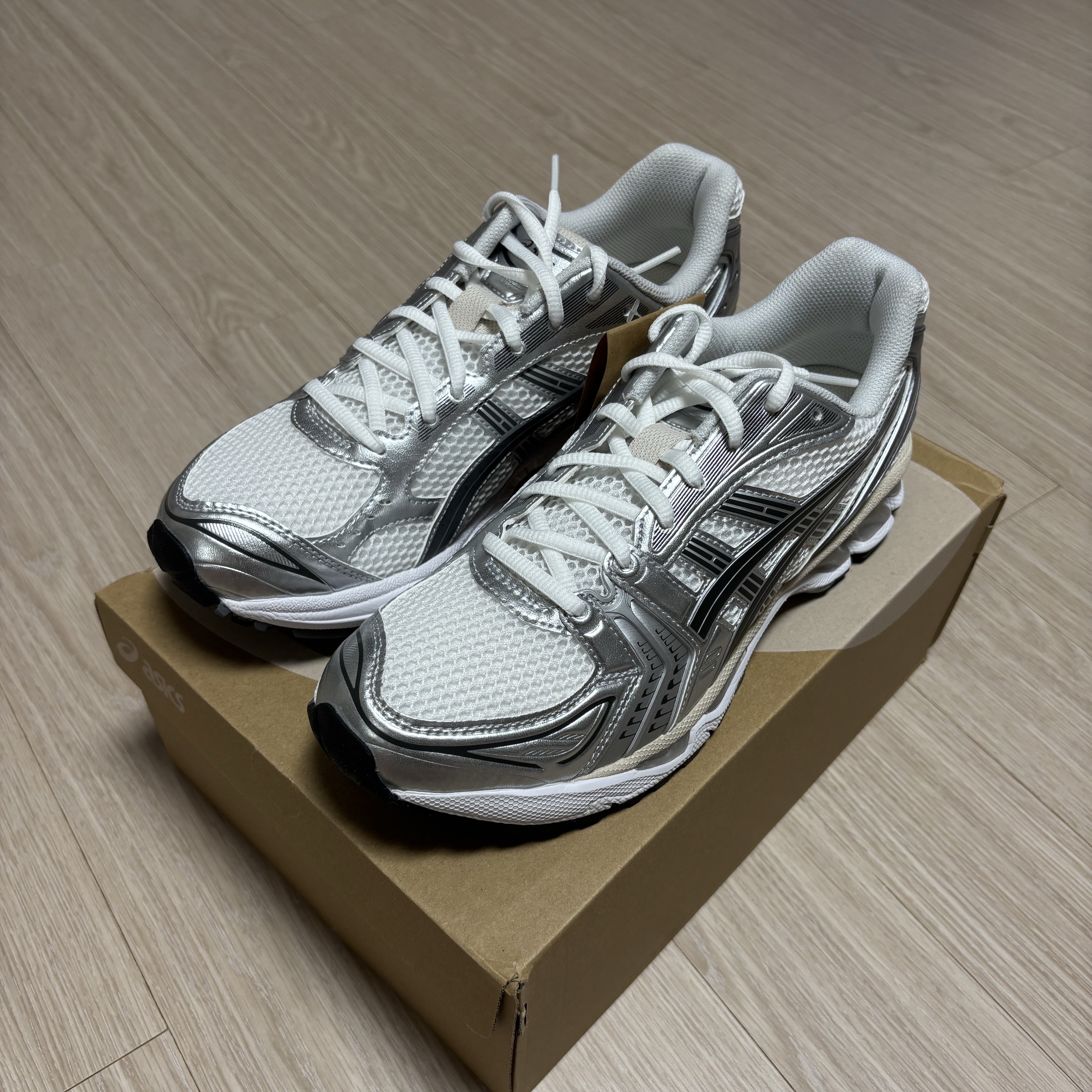 Asics Gel-Kayano 14 White Graphite Grey 착용 스타일 - 1