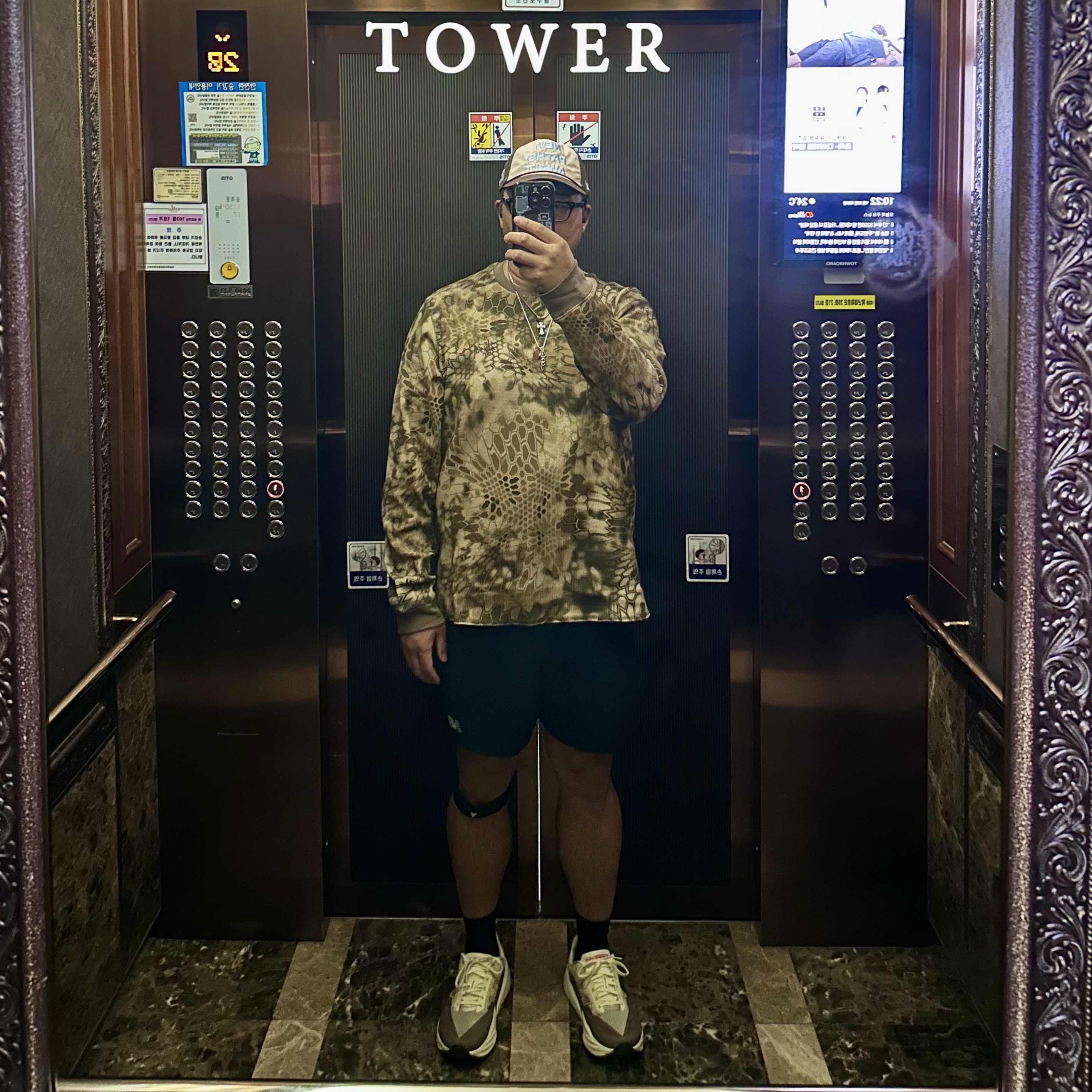 Alex Zono x Woodz New Paths Await Trucker Hat Beige, New Balance FuelCell Rebel v5 Angora Earth Shadow Sea Salt - 2E Wide 착용 스타일 - 1