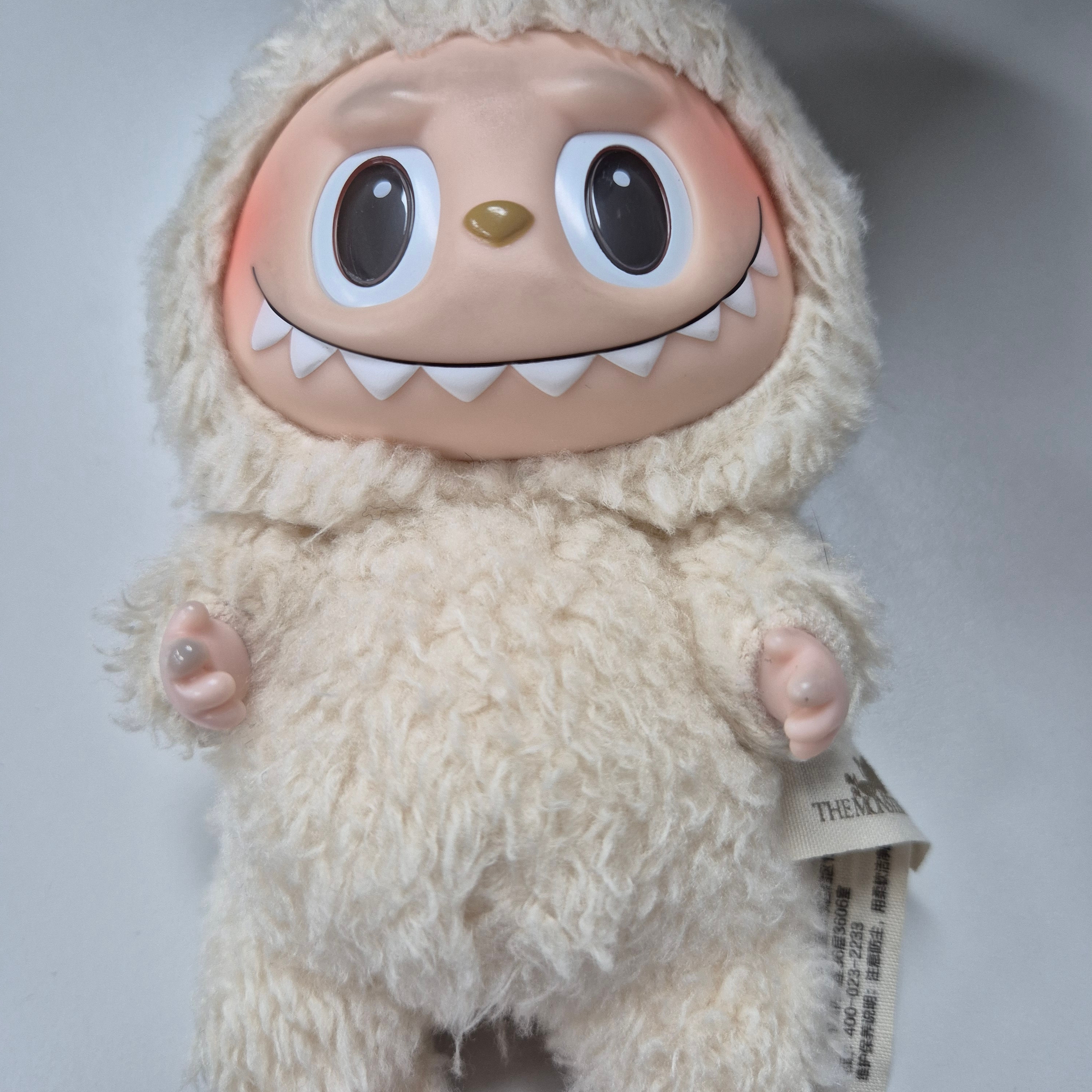 Pop Mart Labubu The Monsters Labubu Tasty Macarons Series Soymilk Keyring 착용 스타일