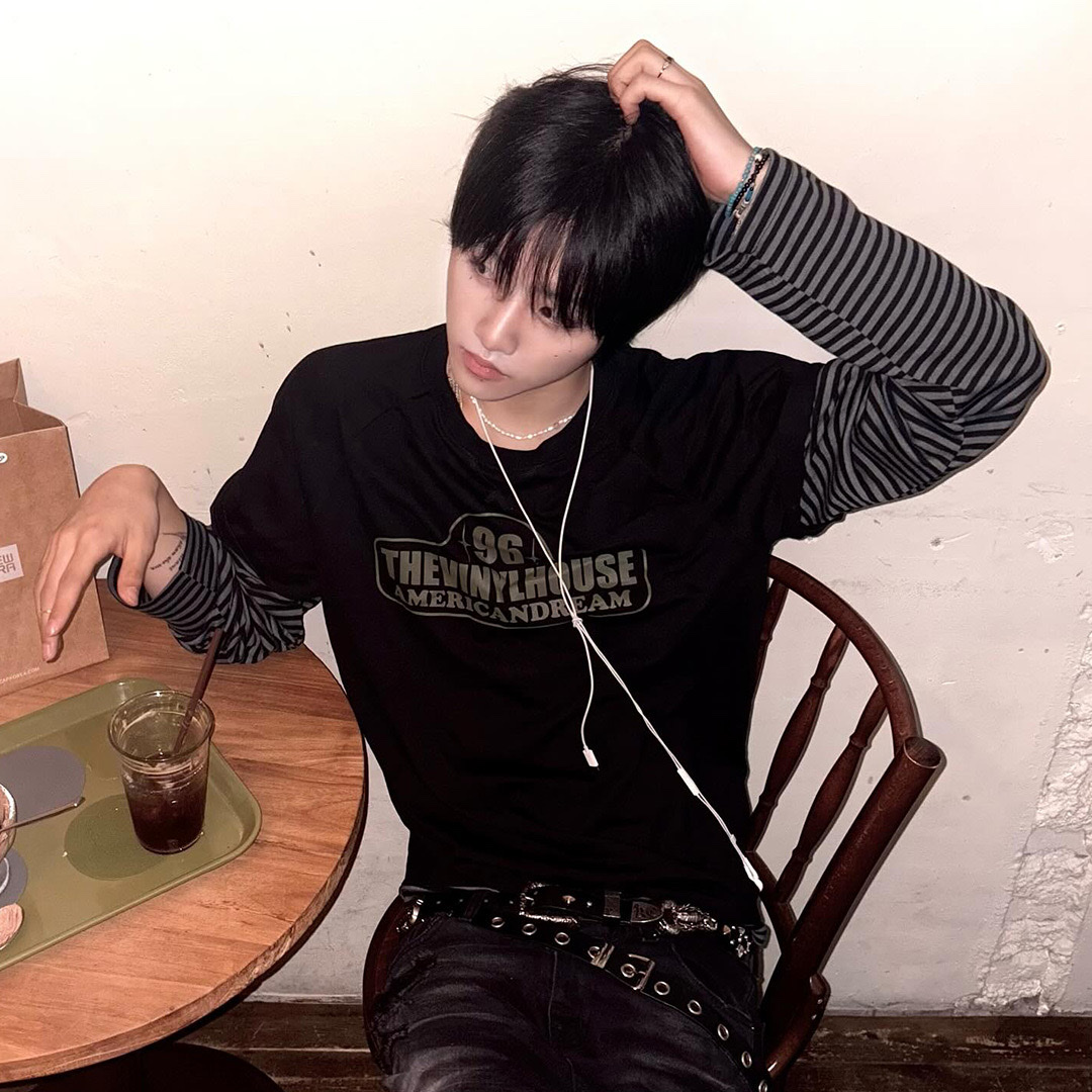 Thevinylhouse 96 Layered LS Tee Black 착용 스타일