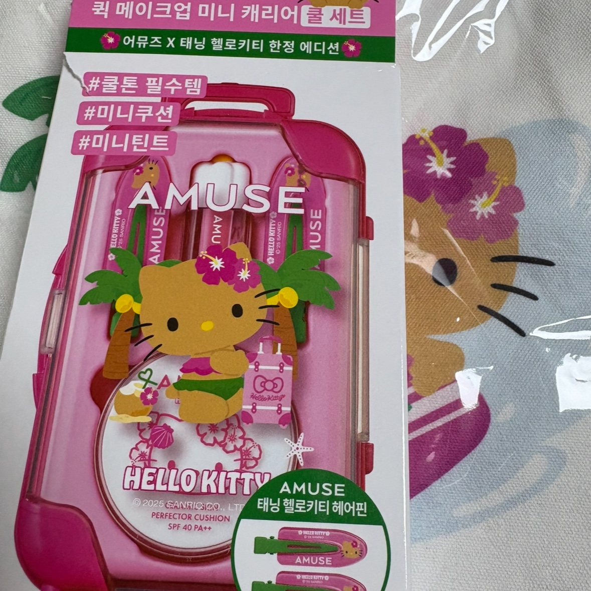 Amuse x Hello Kitty Quick Makeup Mini Luggage Cool Set 착용 스타일