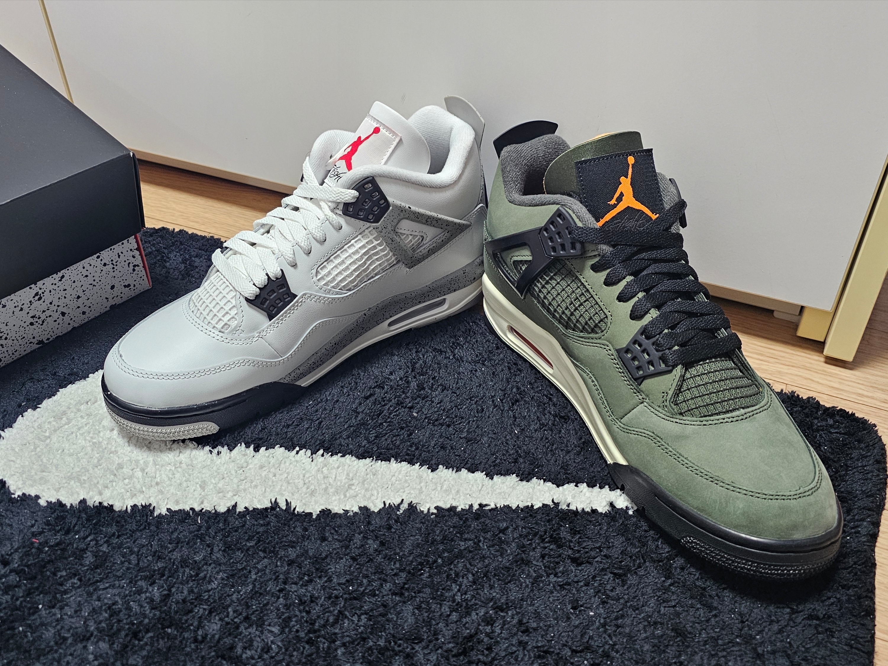 Jordan 4 Retro OG White Cement 2025, Jordan 4 x Undefeated Retro OG SP Deep Green and Clementine 착용 스타일