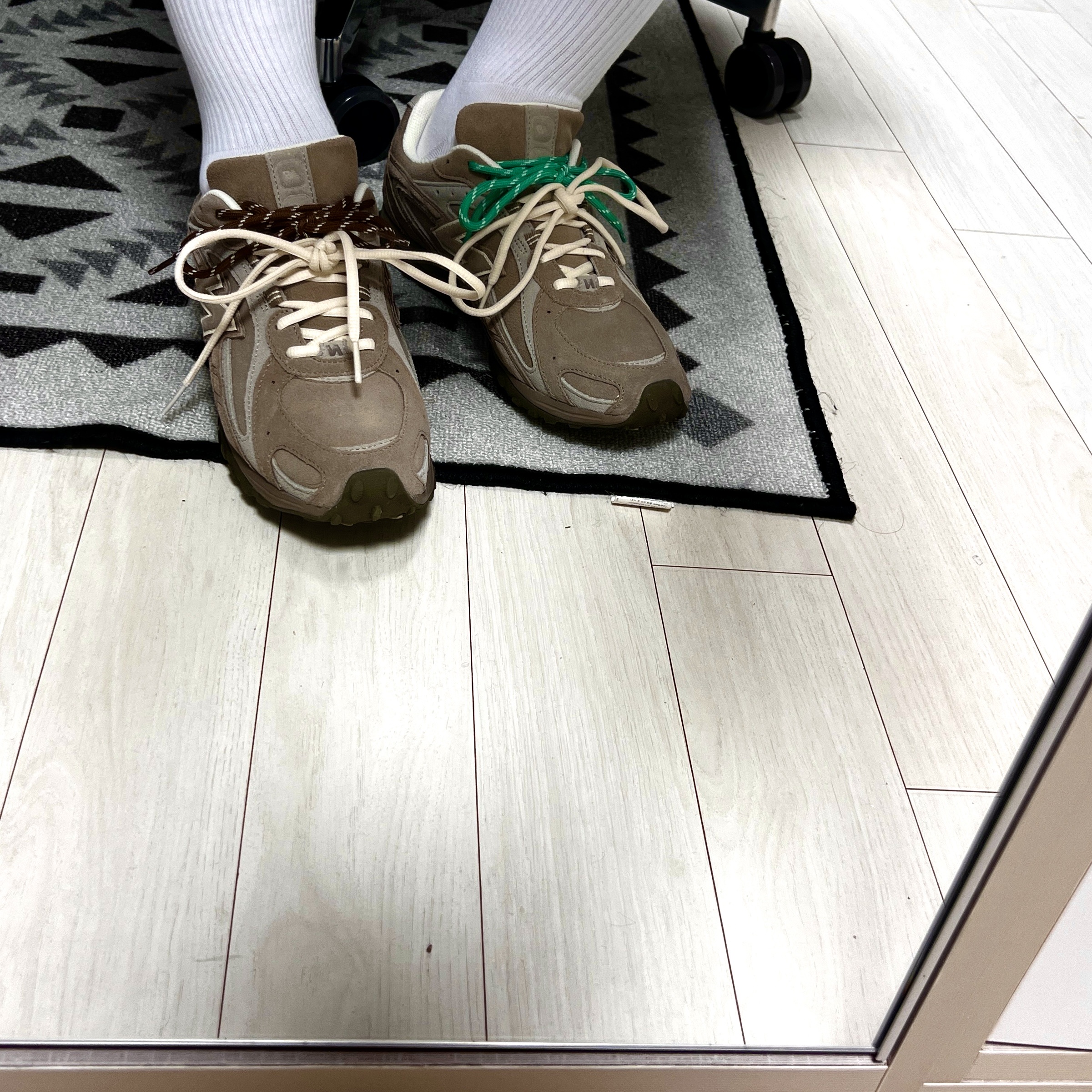 New Balance 204L Suede Mushroom Arid Stone 착용 스타일 - 1