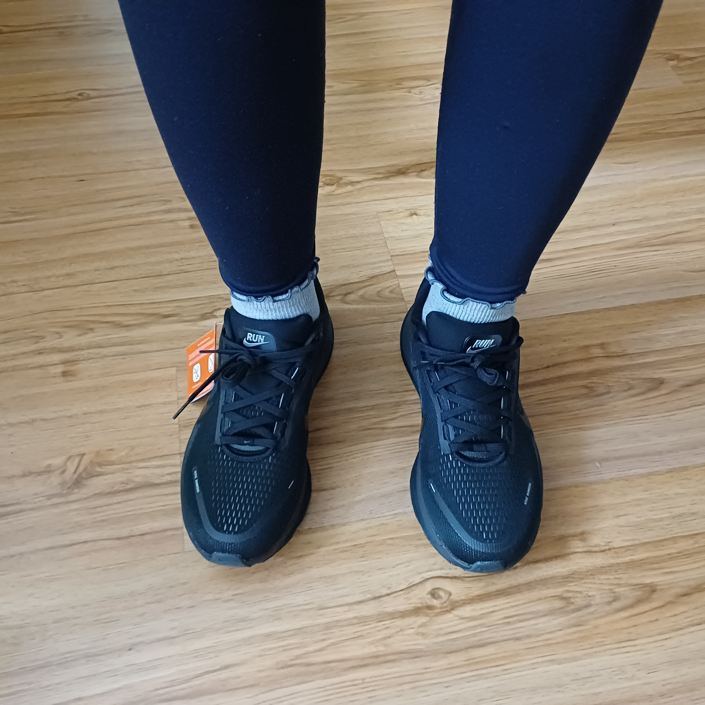 Nike Vomero 18 Black Dark Smoke Grey 착용 스타일 - 3