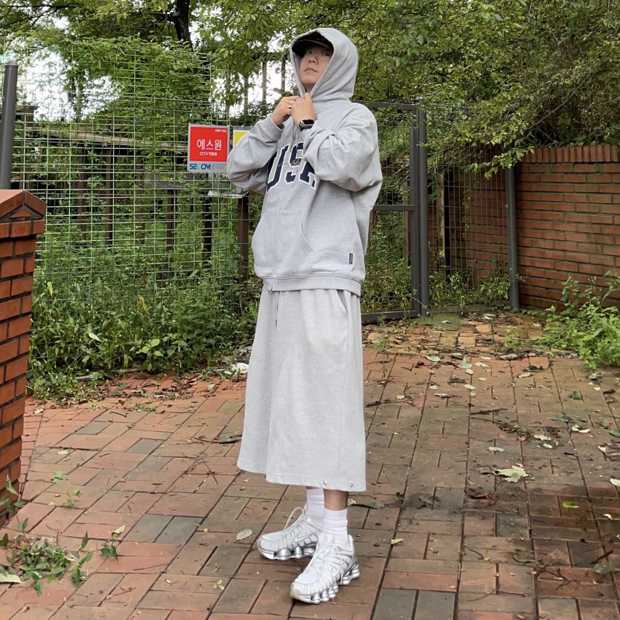 (W) Nike Shox TL Pure Platinum and Metallic Silver 착용 스타일 - 1