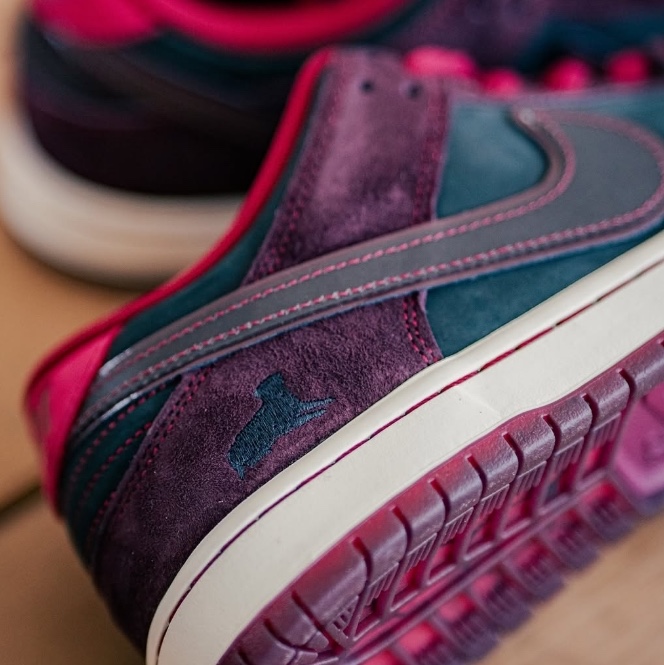 Nike x Riot Skateshop SB Dunk Low Pro Mahogany and Team Red 착용 스타일 - 1