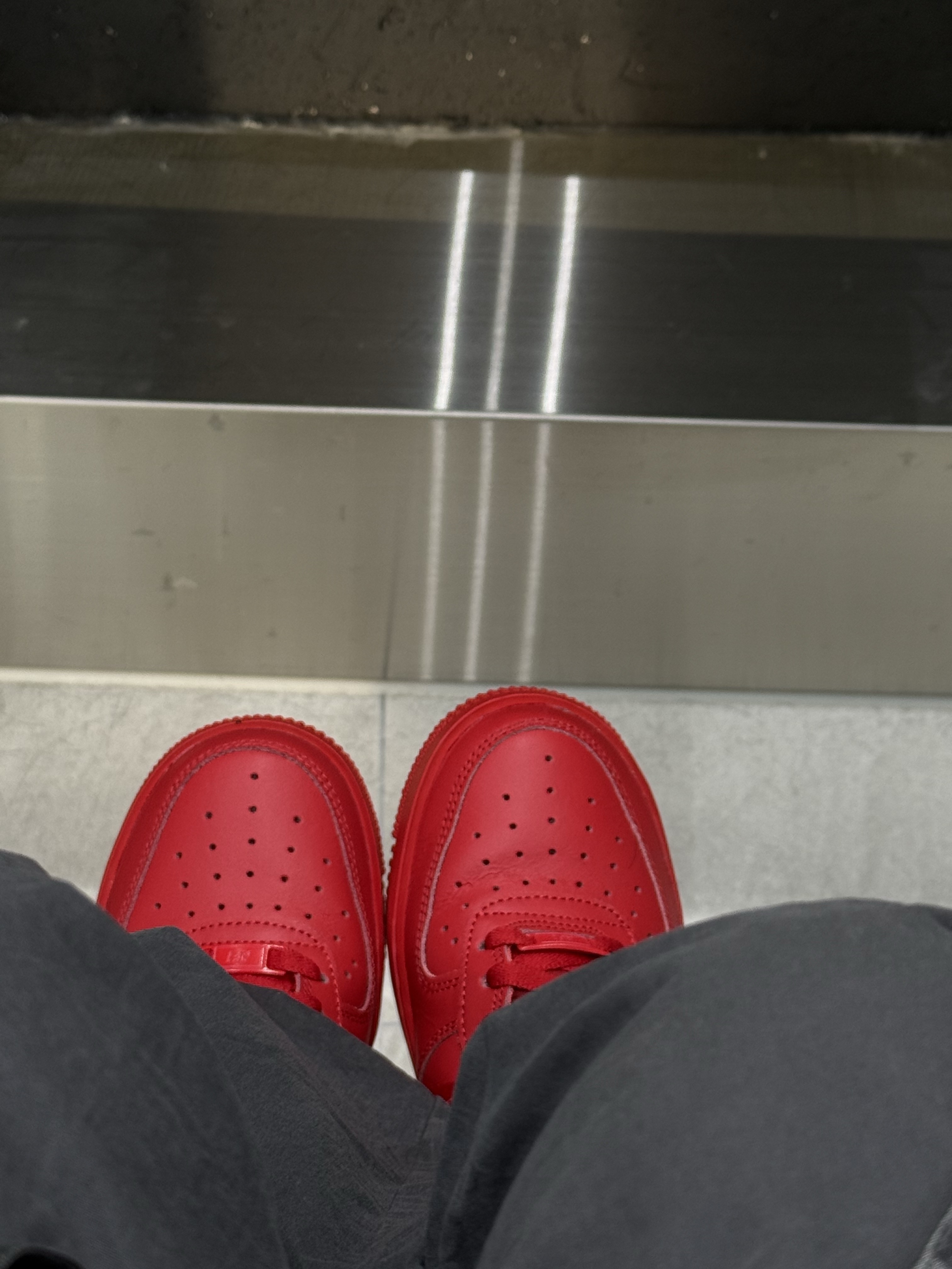 Nike Air Force 1 '07 LV8 Low 1 Triple Red 착용 스타일 - 3