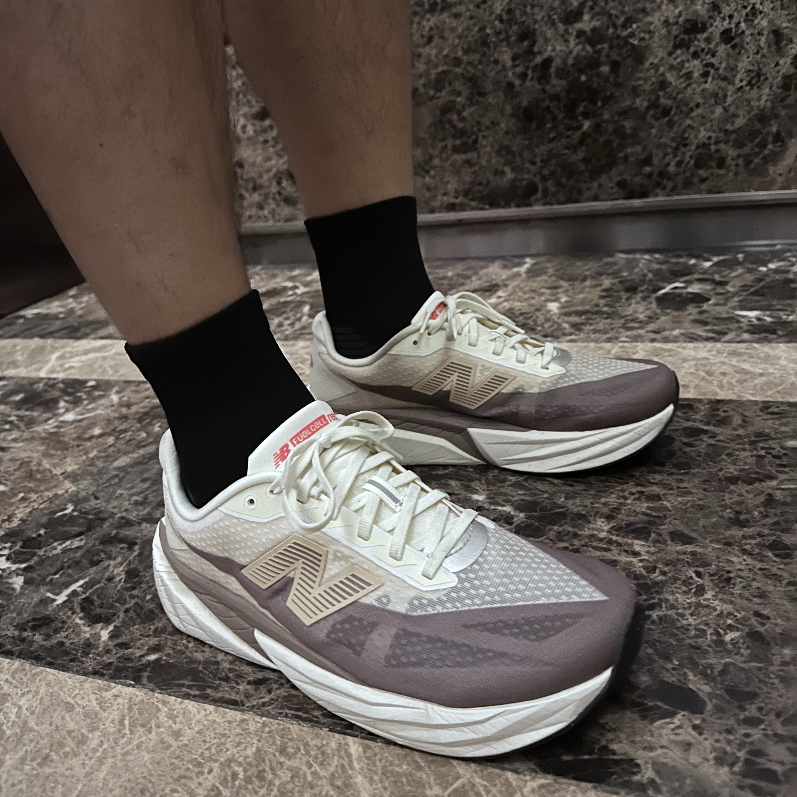Alex Zono x Woodz New Paths Await Trucker Hat Beige, New Balance FuelCell Rebel v5 Angora Earth Shadow Sea Salt - 2E Wide 착용 스타일 - 2
