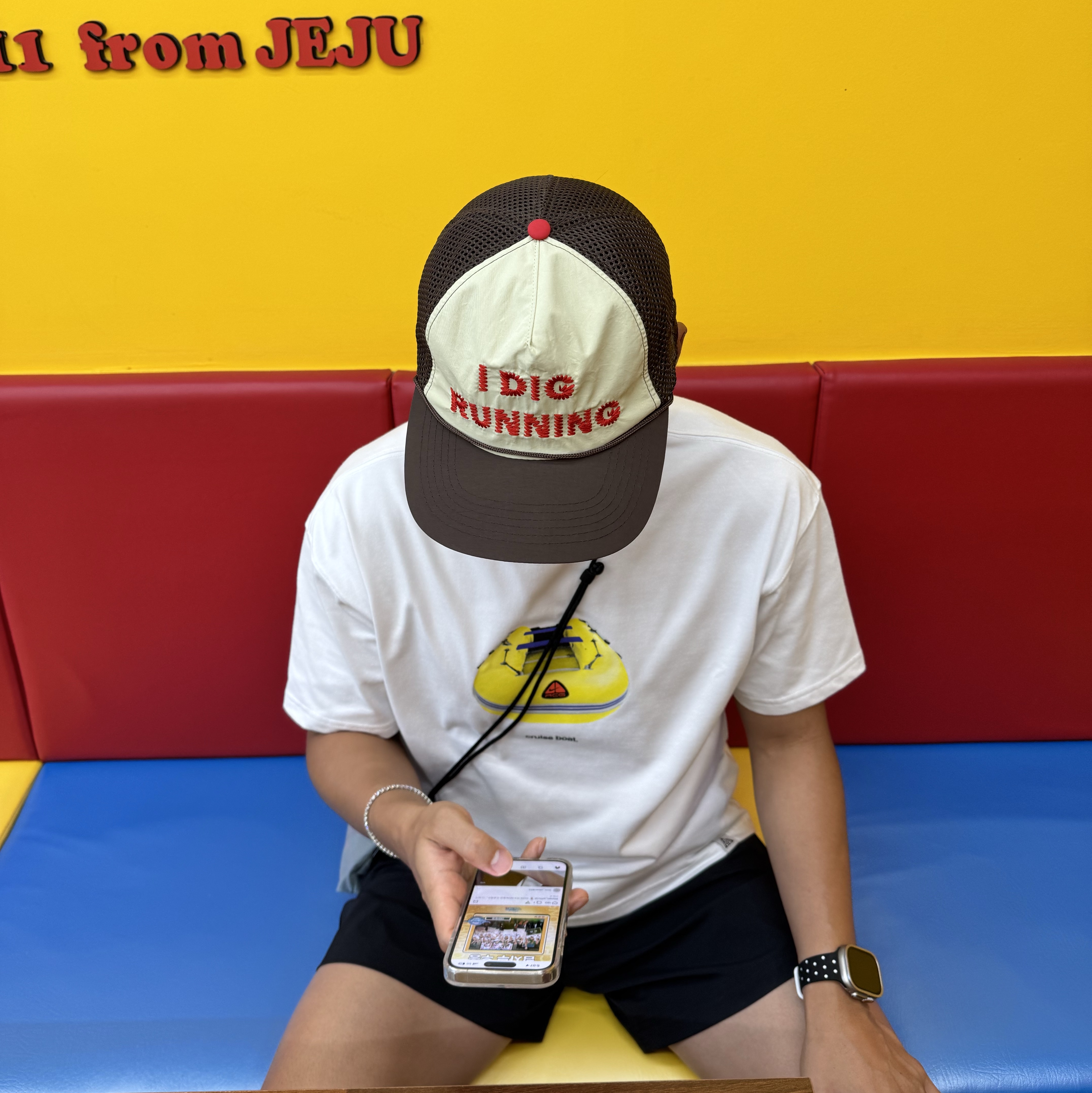 Alex Zono I Dig Running Trucker Hat OG Brown 착용 스타일