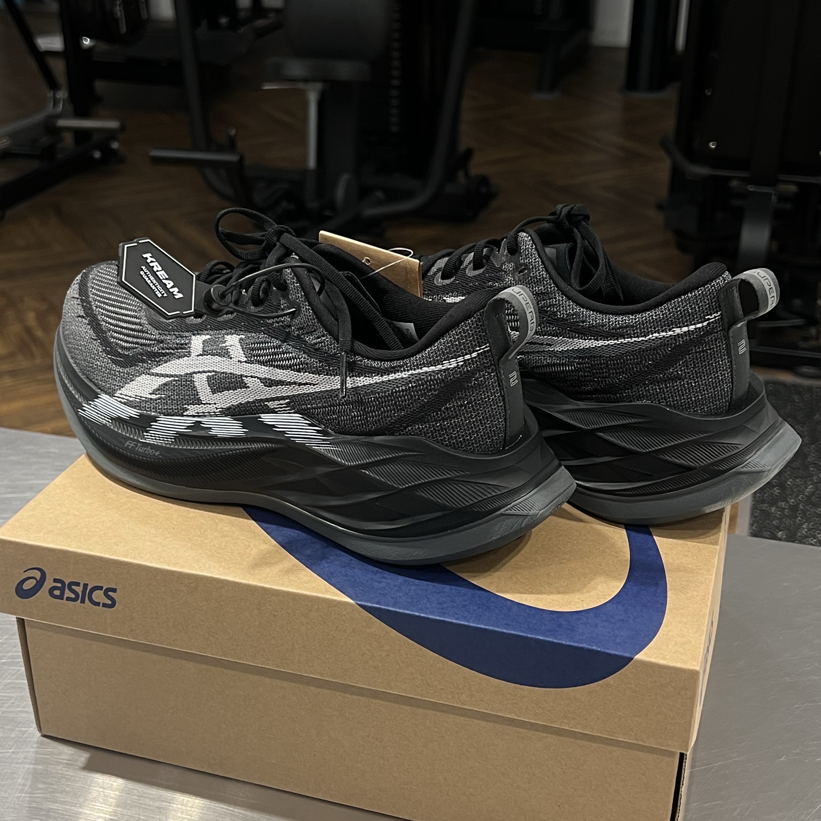 Asics Superblast 2 Black White 착용 스타일 - 2