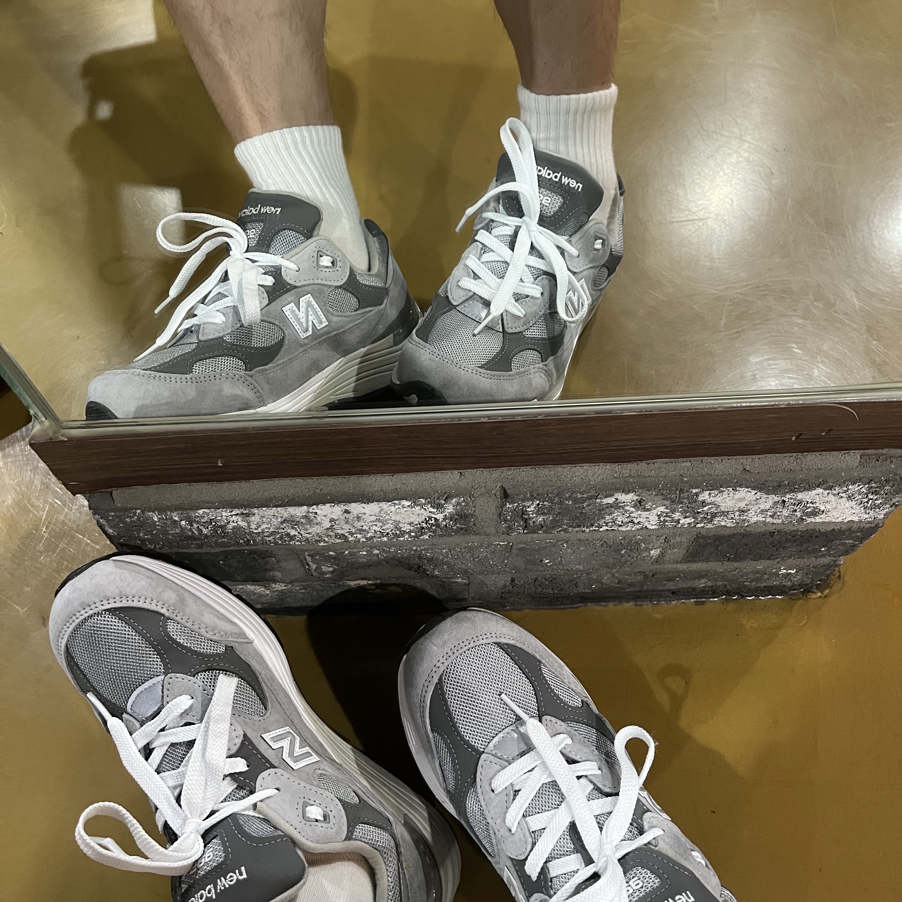 New Balance 992 Made in USA Core Grey Silver Metallic 착용 스타일