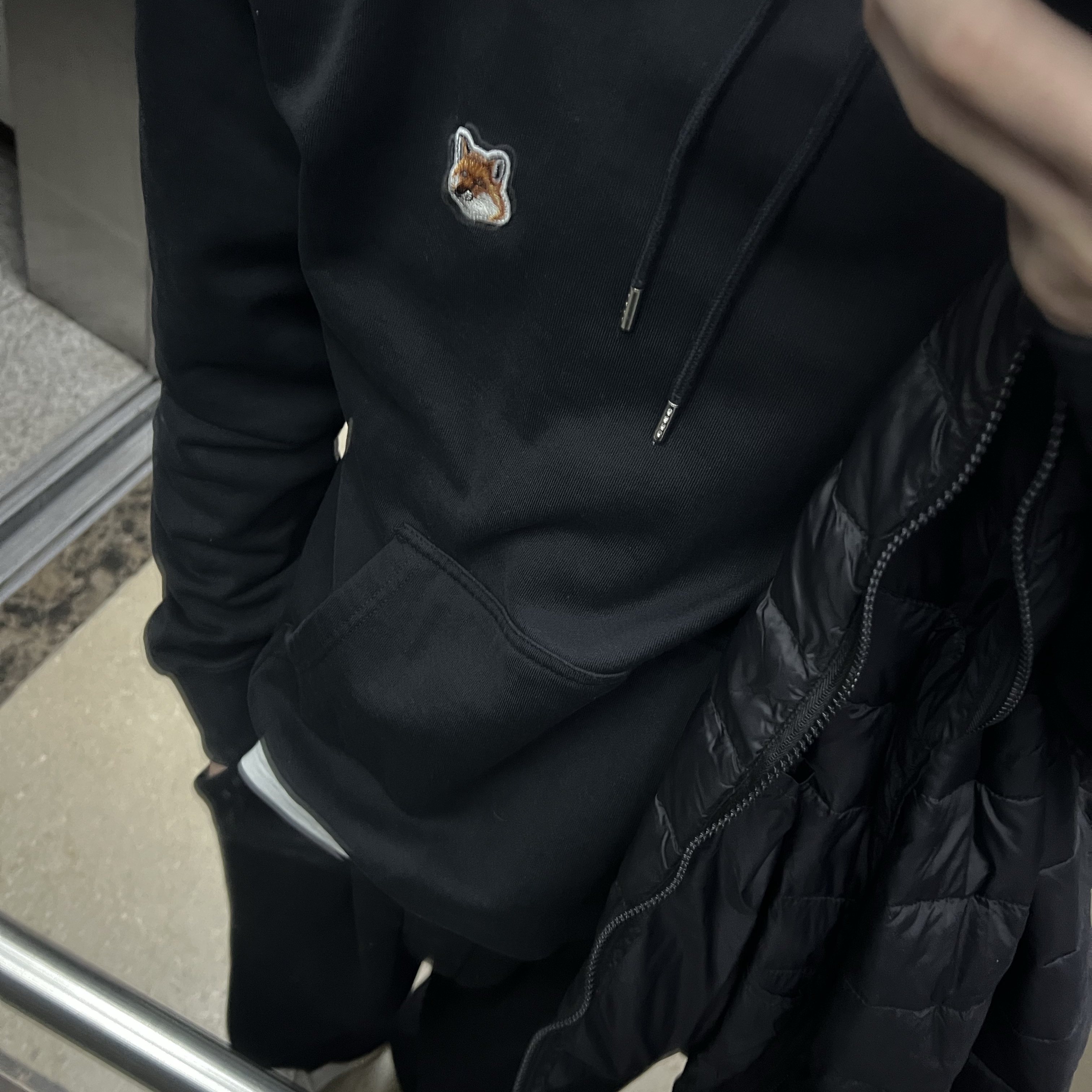 Maison Kitsune Fox Head Patch Regular Hoodie Black 착용 스타일