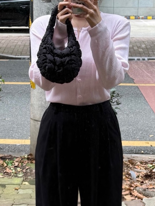 COS Quilted Micro Bag Black 착용 스타일