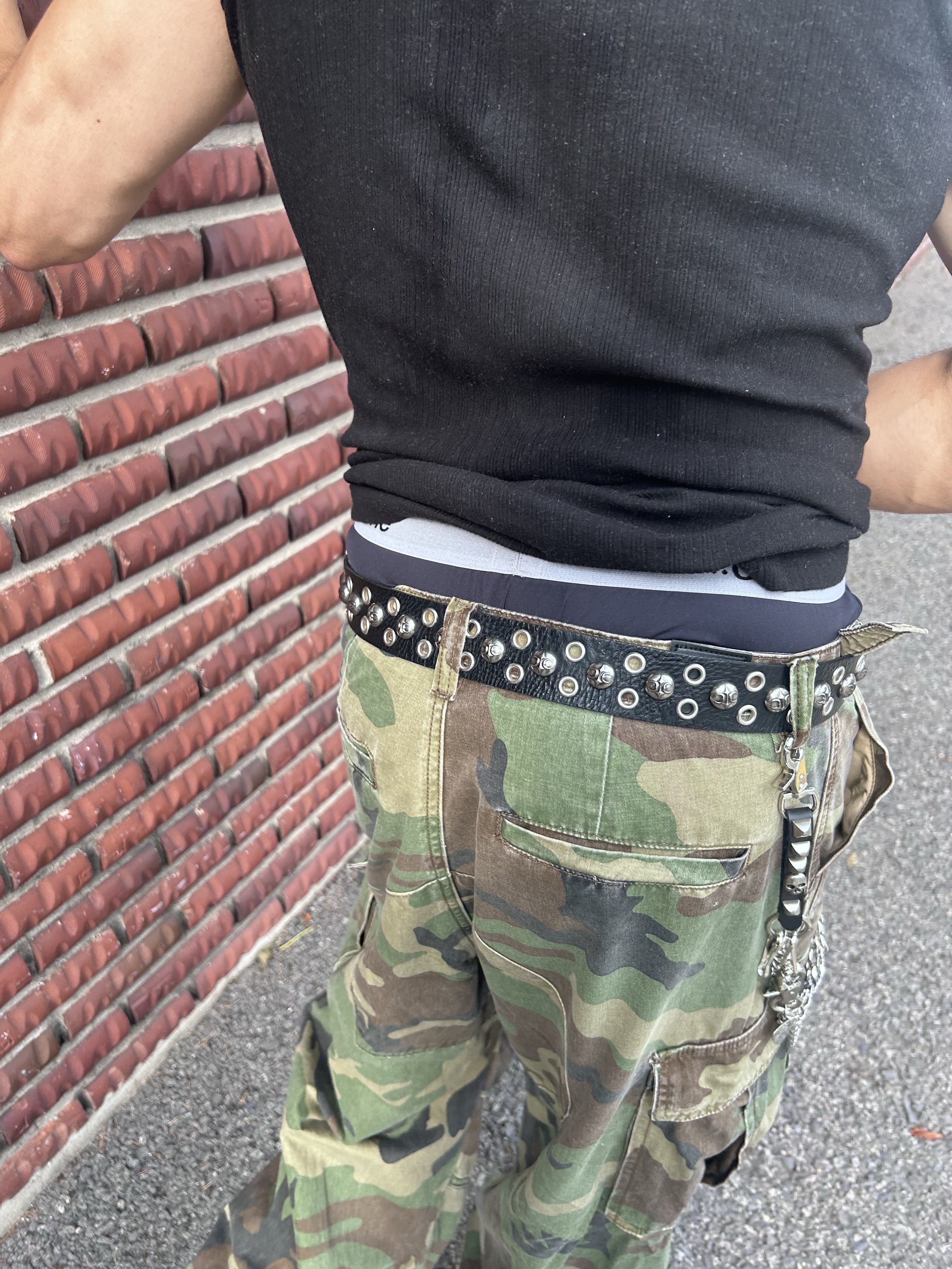 NOD Stone Washed Cargo Pants Camo, Balenciaga Combat Strike 20mm Boots Black 착용 스타일 - 2