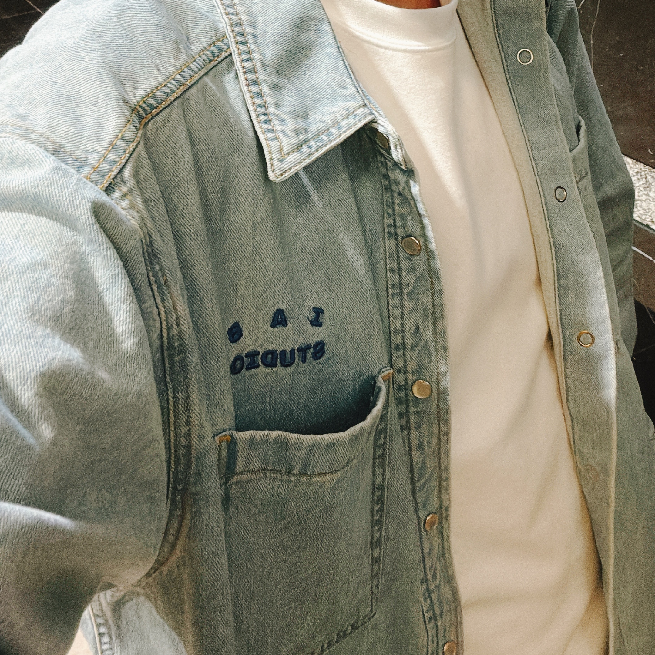 IAB Studio Denim Shirt Blue, IAB Studio T-Shirt White Navy 착용 스타일 - 2