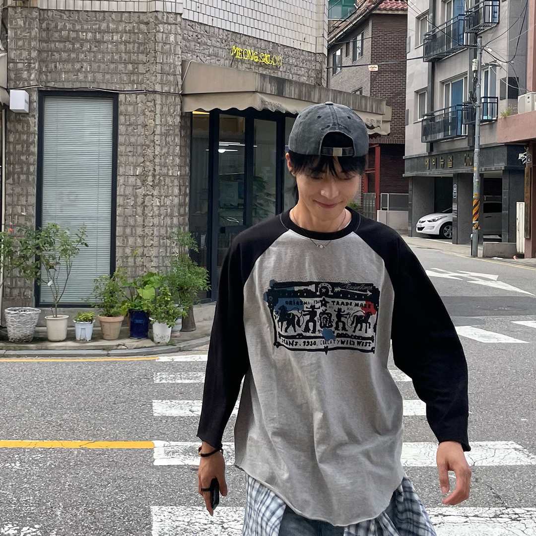 [KREAM 단독] Thevinylhouse Cowboy Pictogram Raglan LS Tee Black 착용 스타일
