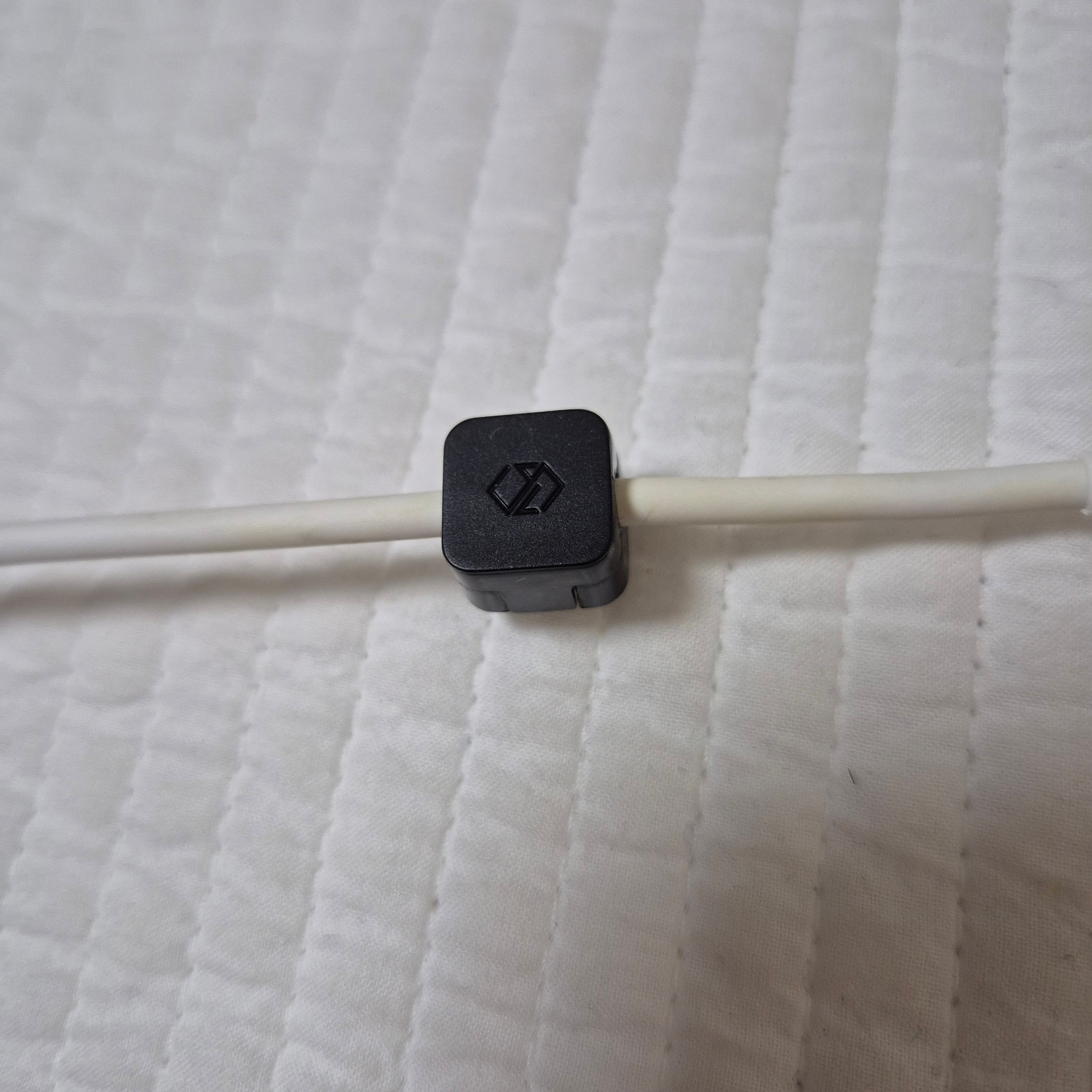 SINJIMORU Magnetic Charging Cable Organizer Holder Black 착용 스타일
