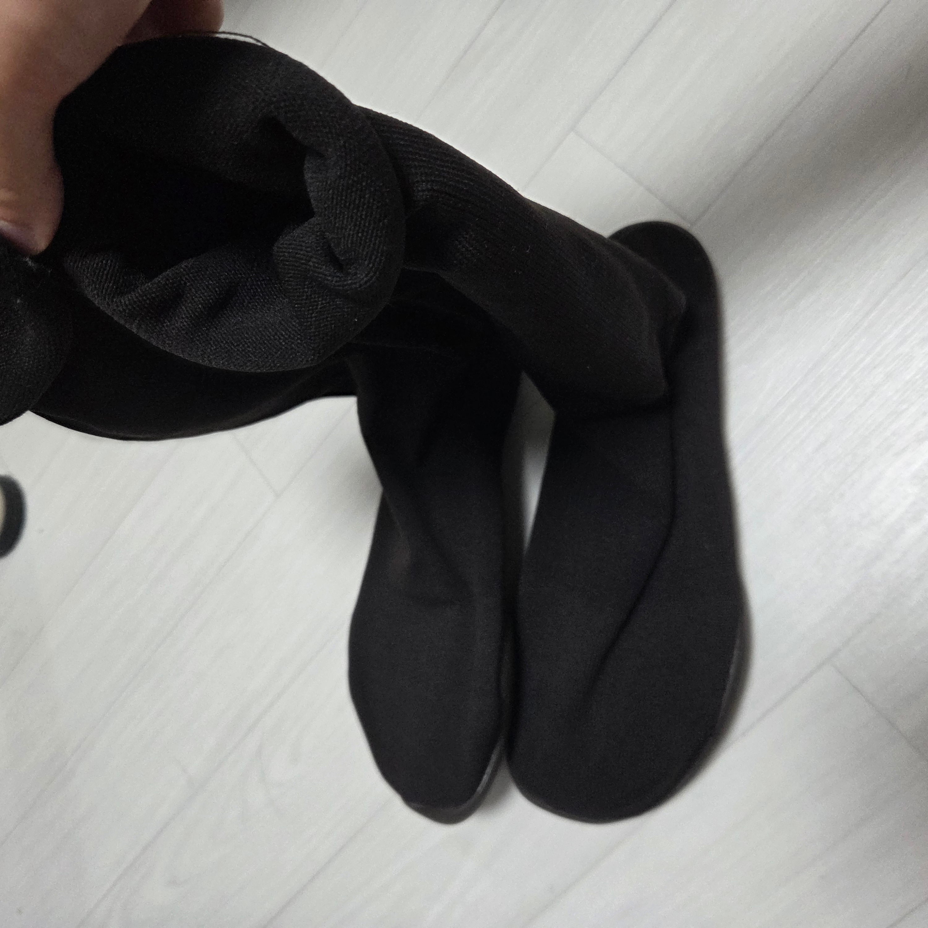 Yeezy YZY Pods Black 착용 스타일