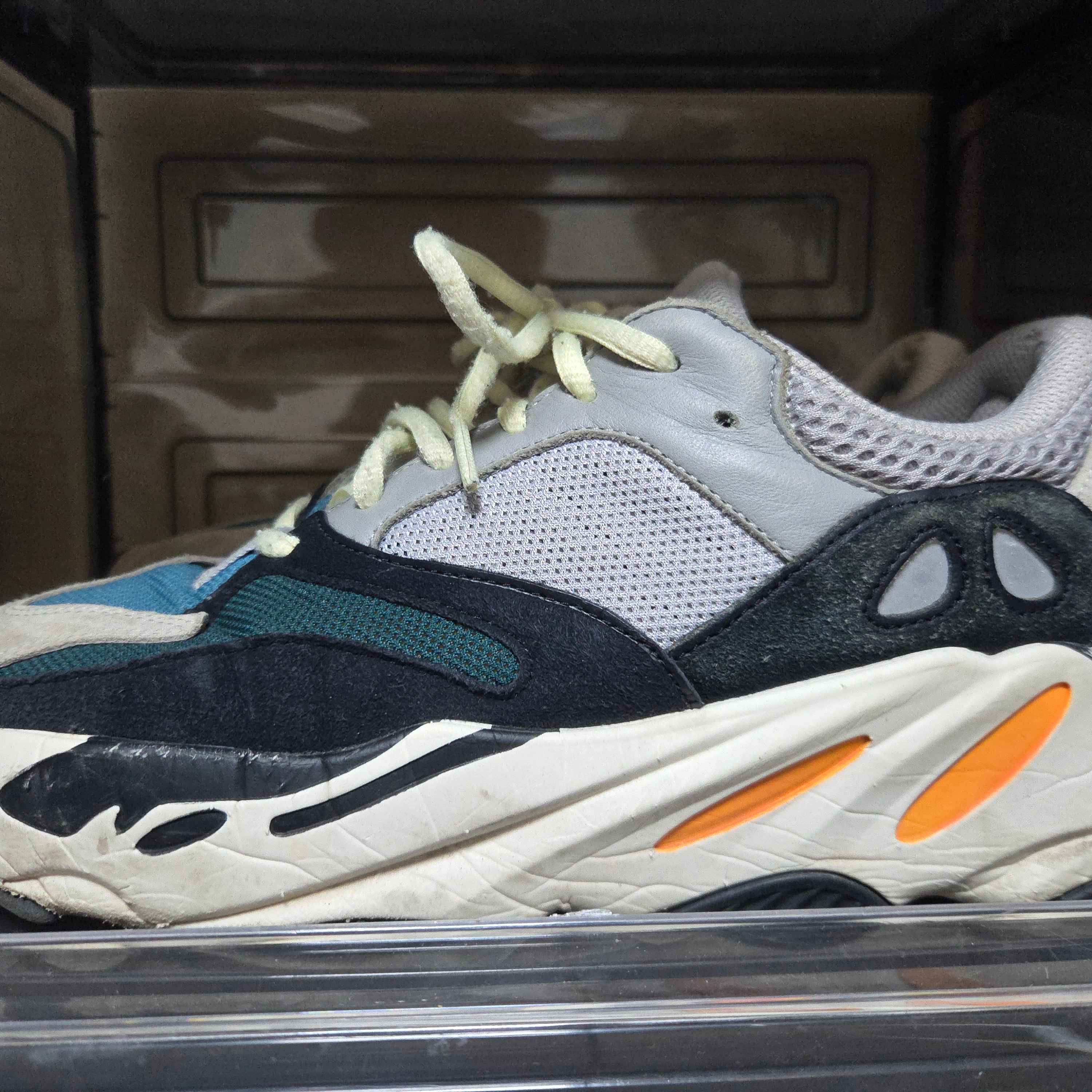 Adidas Yeezy Boost 700 Wave Runner Solid Grey 2017/2019 착용 스타일