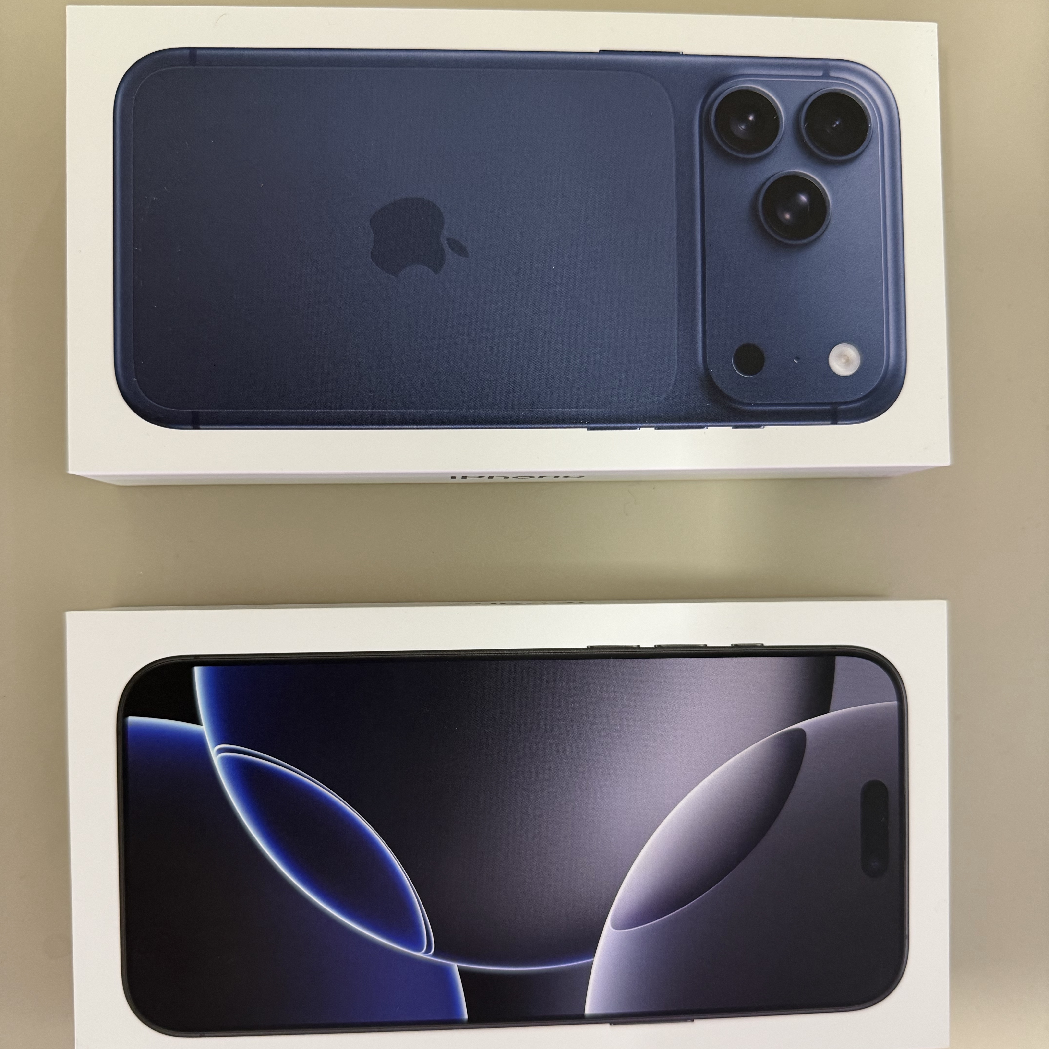 Apple iPhone 17 Pro Max 256GB Deep Blue, Apple iPhone 16 Pro Max 256GB Black Titanium (Korean Ver.) 착용 스타일 - 1