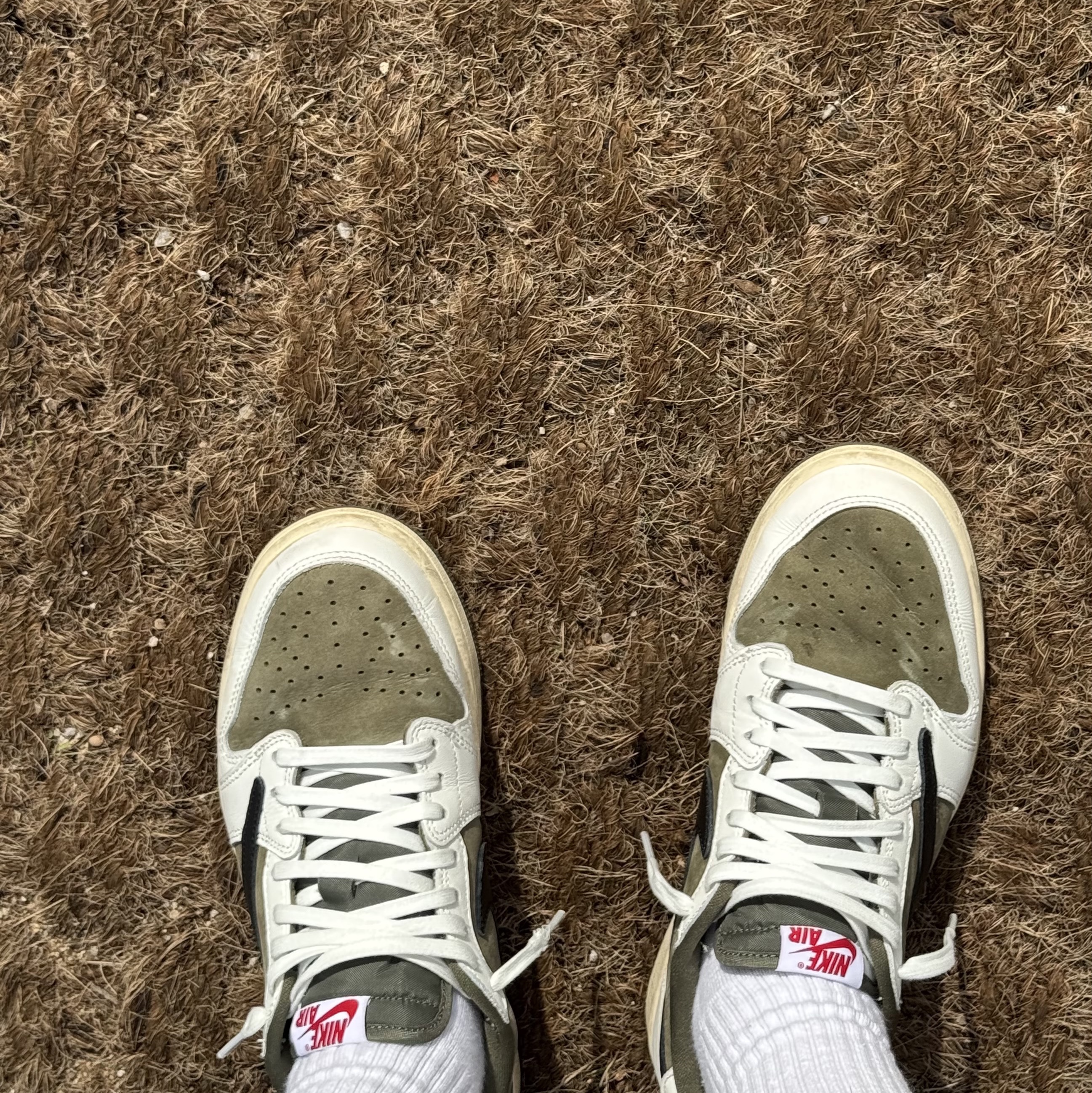 Jordan 1 x Travis Scott Retro Low OG SP Reverse Olive 착용 스타일
