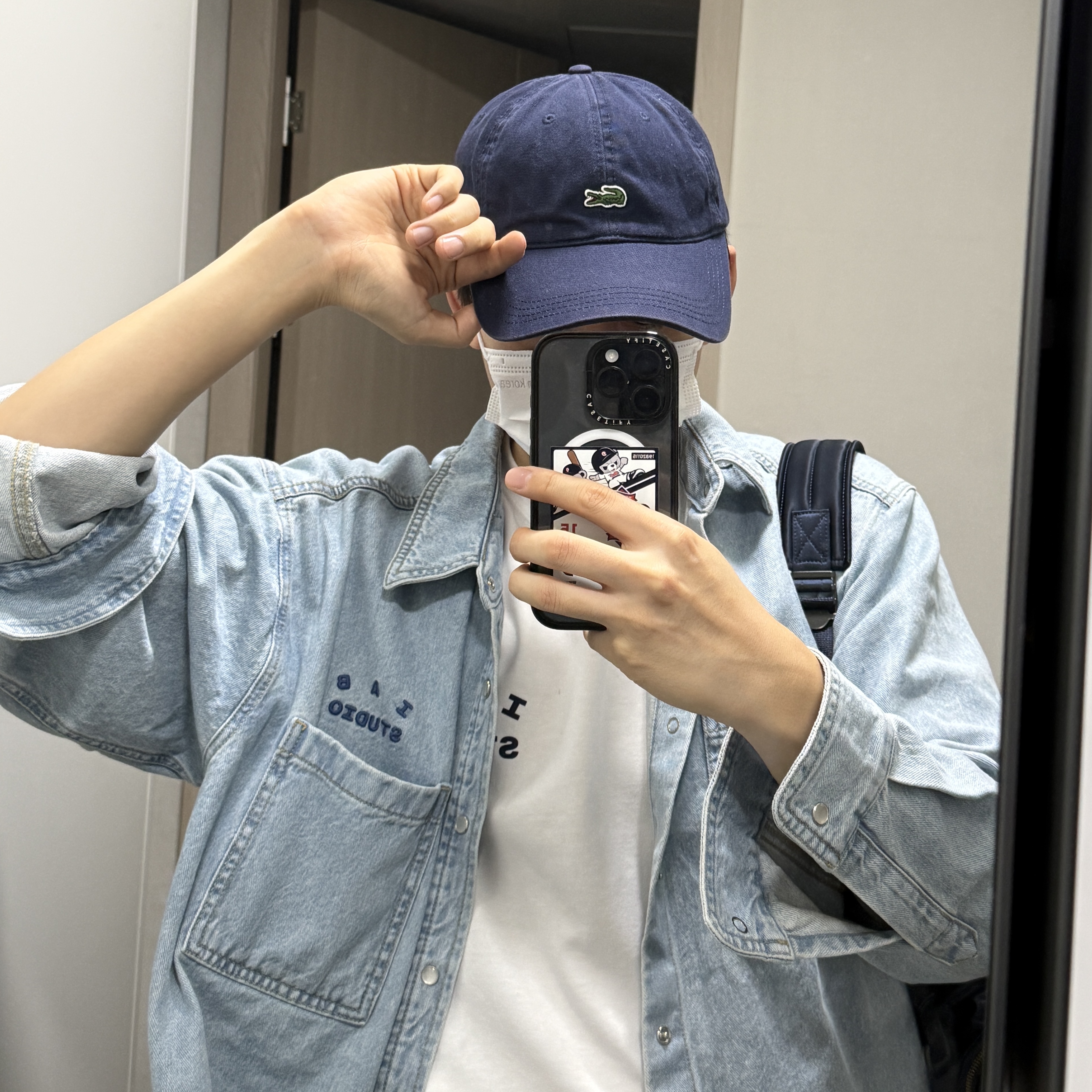 IAB Studio Denim Shirt Blue, IAB Studio T-Shirt White Navy 착용 스타일 - 1