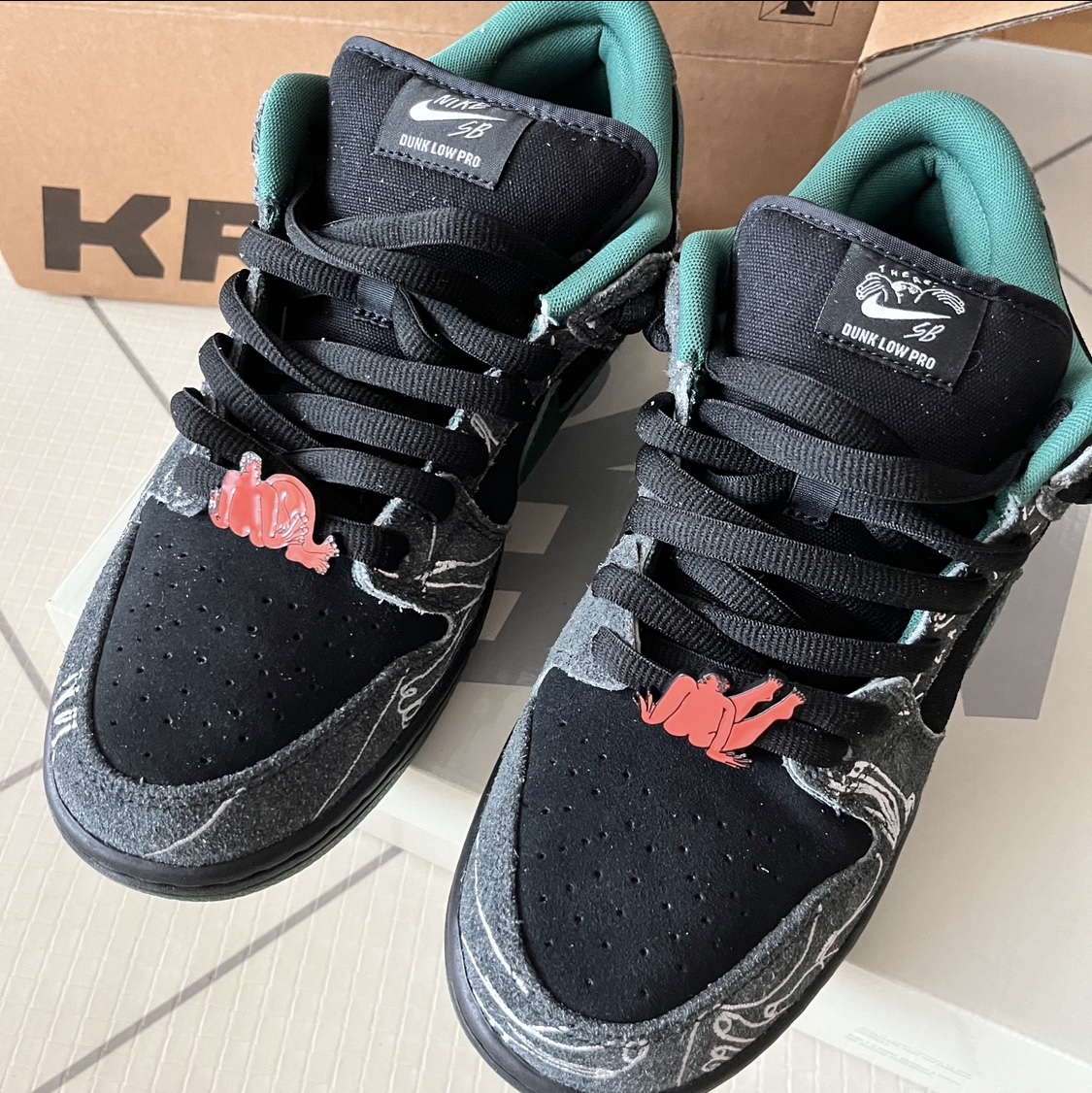 Nike x There SB Dunk Low Pro Anthracite and Gorge Green 착용 스타일