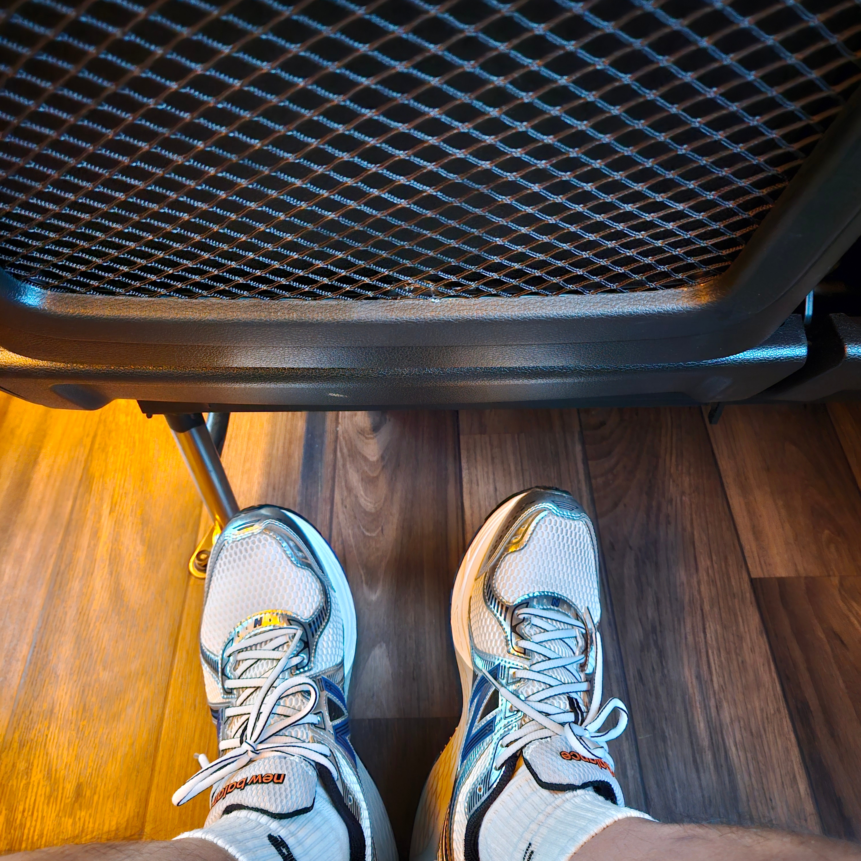 New Balance 860v2 Metallic Silver 착용 스타일