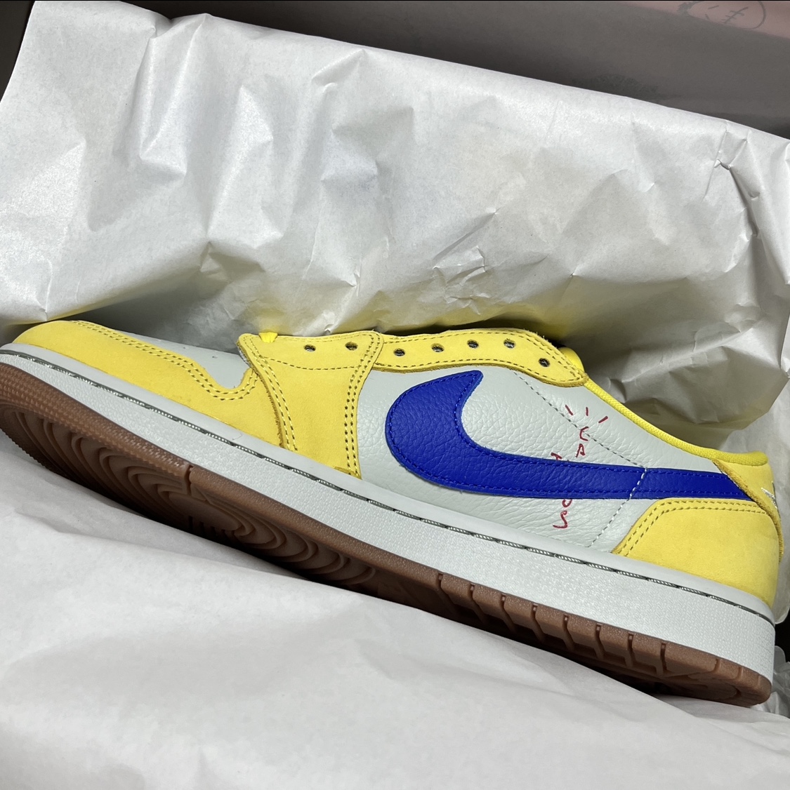 (W) Jordan 1 x Travis Scott Retro Low OG SP Canary 착용 스타일 - 2