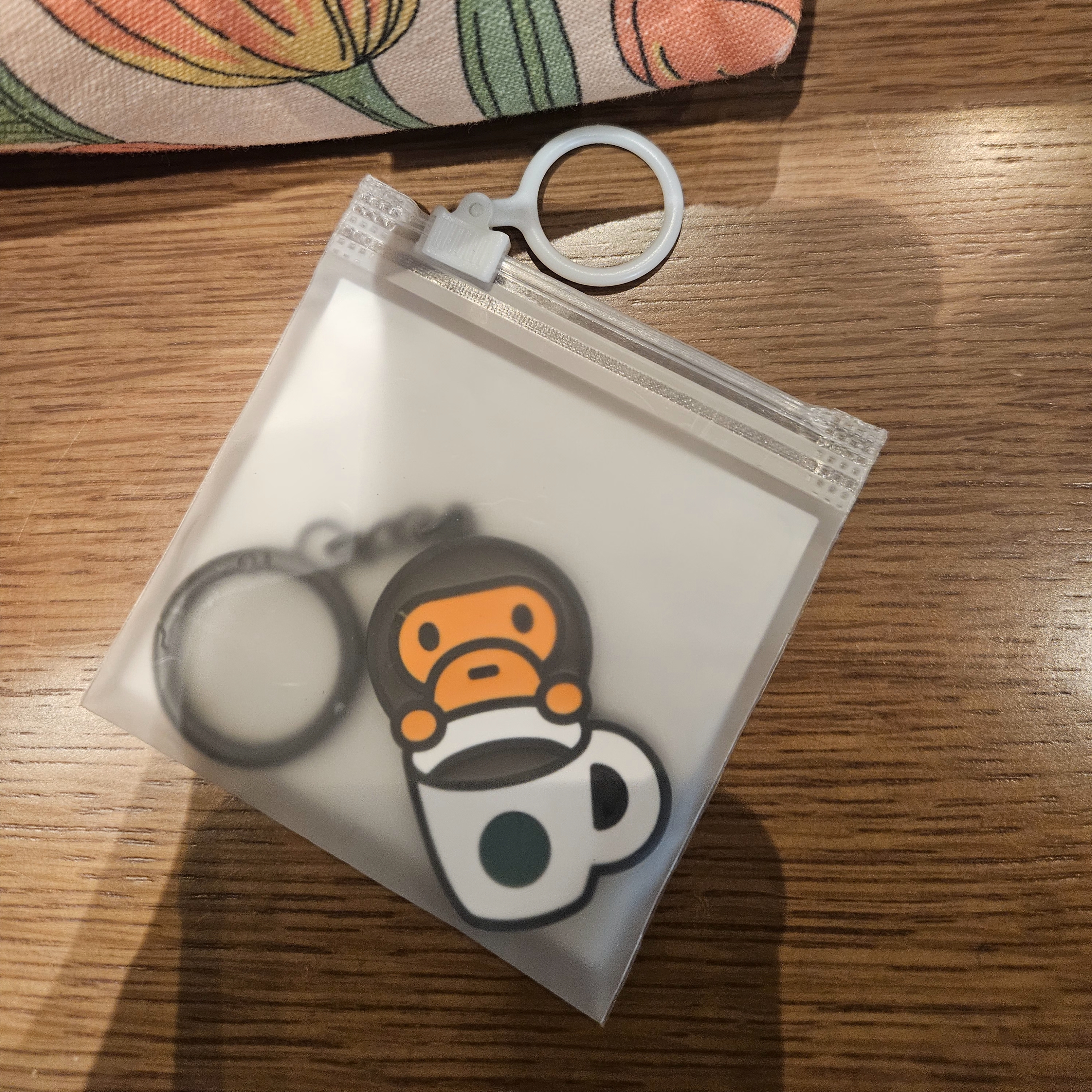 Starbucks x BAPE Baby Milo Keychain, Pop Mart Labubu The Monsters Pin For Love Series Vinyl Plush Pendant (N-Z) Q (Opened Case) 착용 스타일 - 1