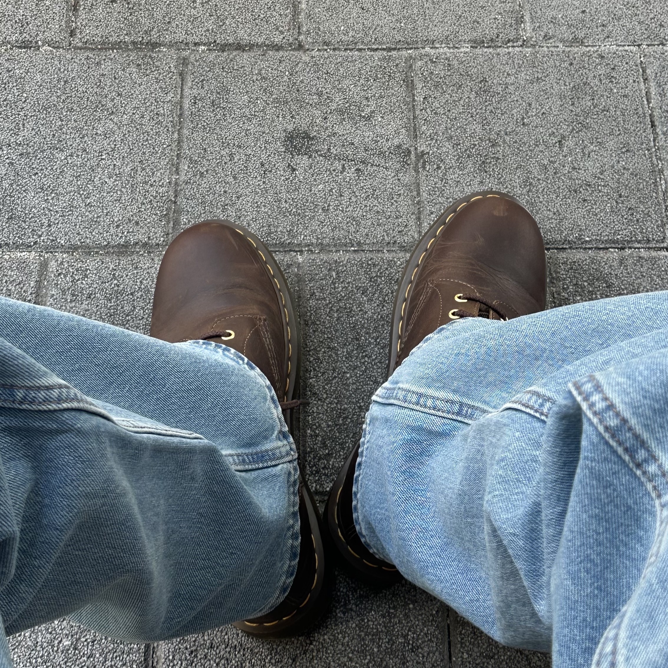 Dr. Martens 1460 Crazy Horse Brown, Uniqlo x JW Anderson Straight Jean Blue - KR 착용 스타일