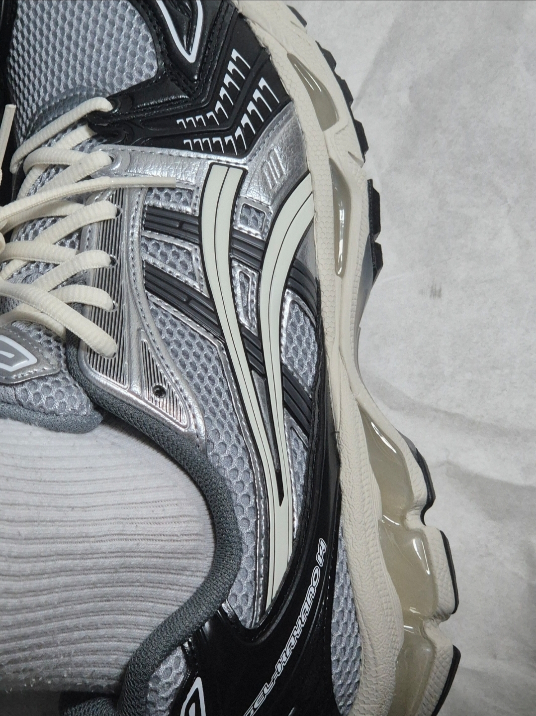 Asics Gel-Kayano 14 Black Glacier Grey 착용 스타일