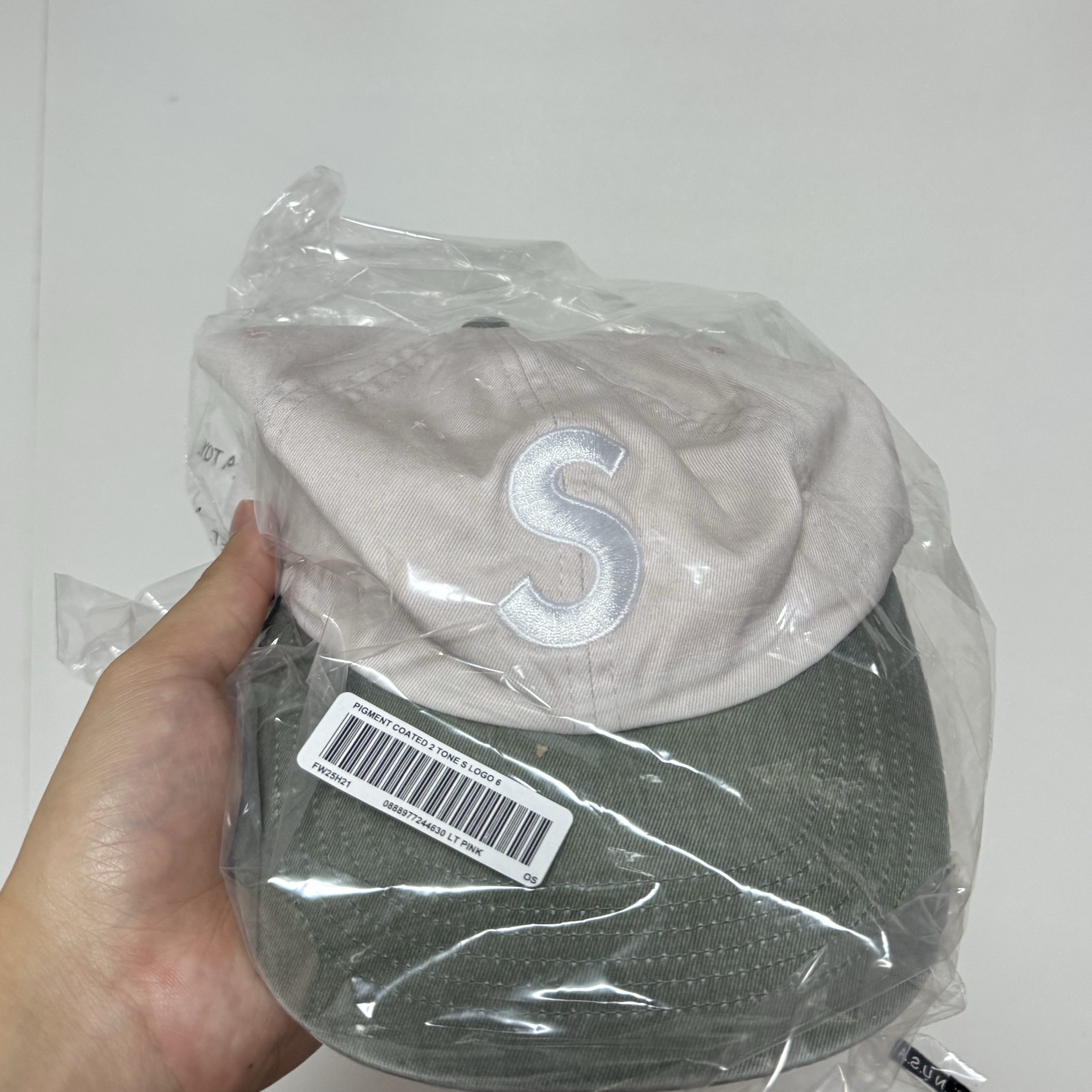 Supreme Pigment Coated 2-Tone S Logo 6-Panel Light Pink - 25FW 착용 스타일