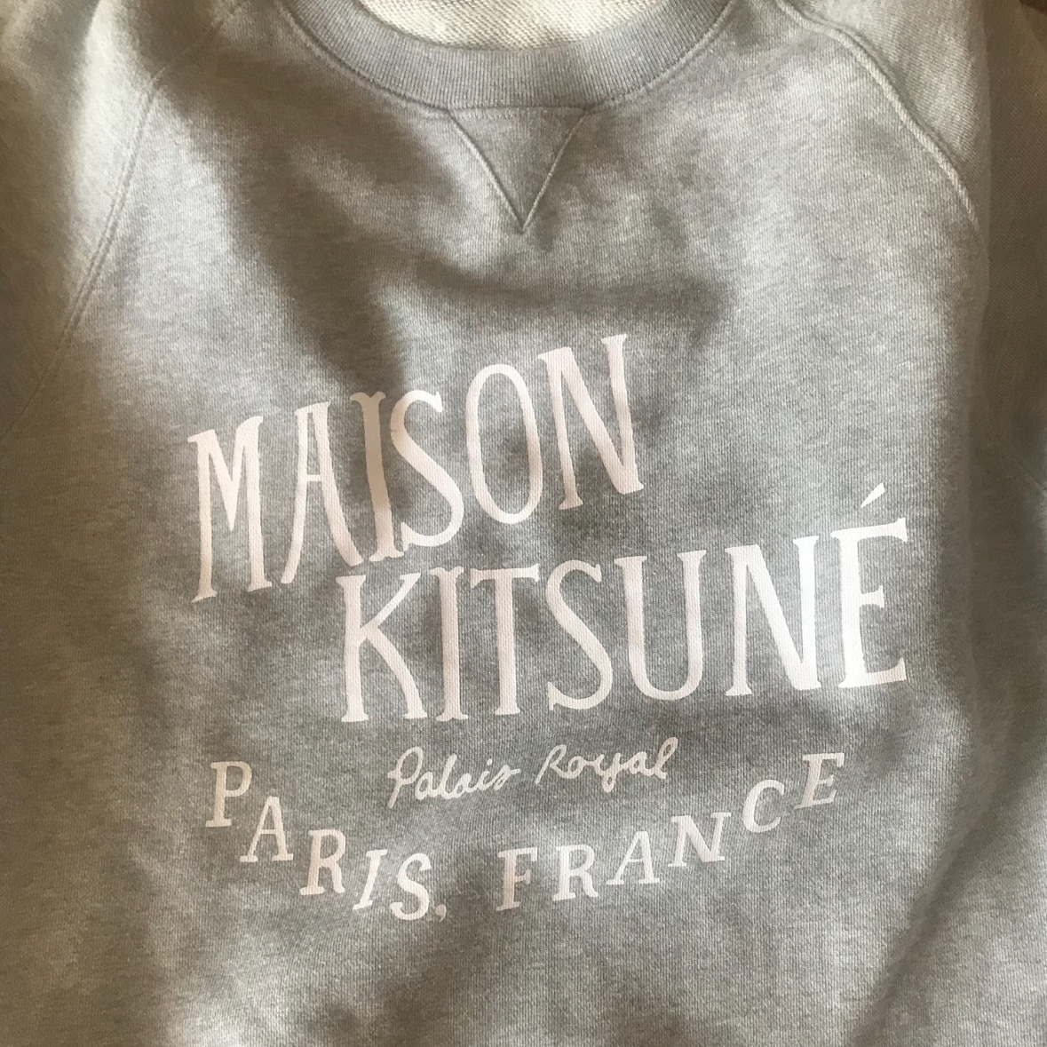 Maison Kitsune Palais Royal Classic Sweatshirt Grey Melange 착용 스타일