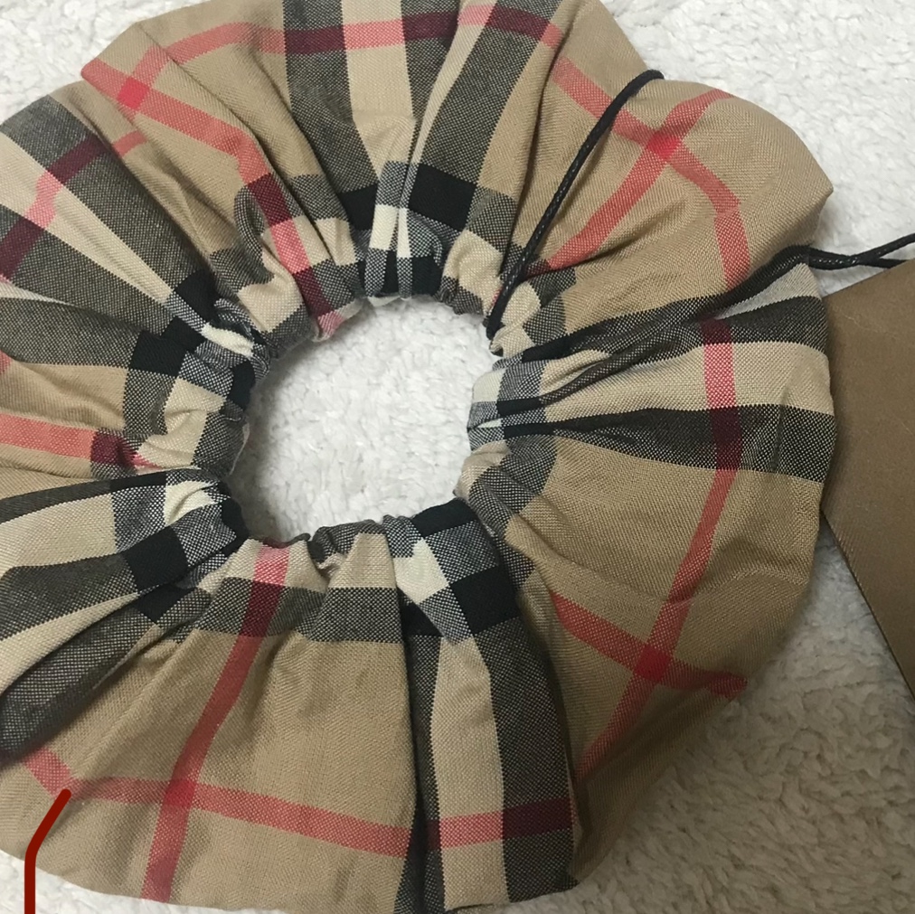 (Kids) Burberry Vintage Check Cotton Scrunchie Archive Beige 착용 스타일