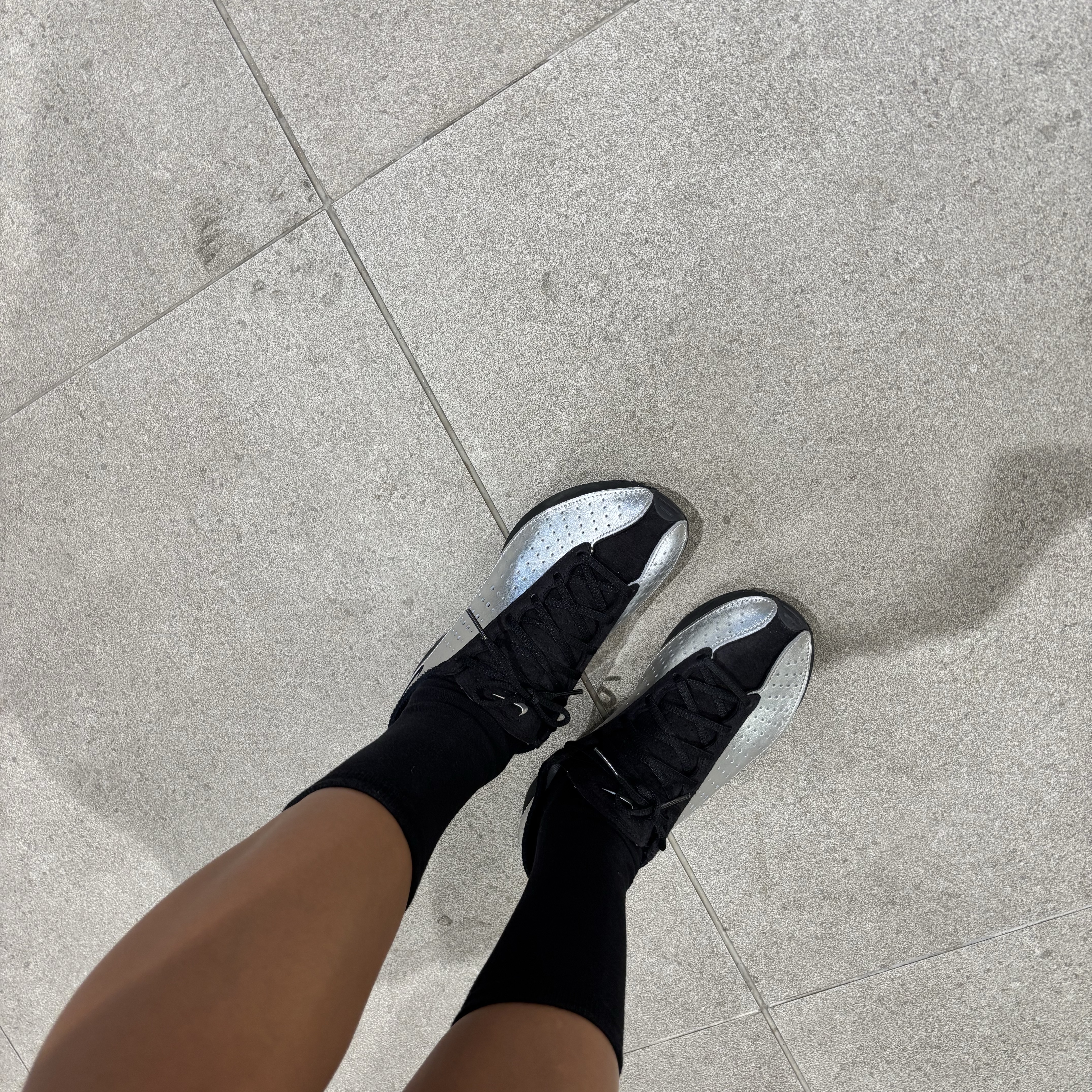 (W) Nike Air Superfly Metallic Silver and Black 착용 스타일 - 1