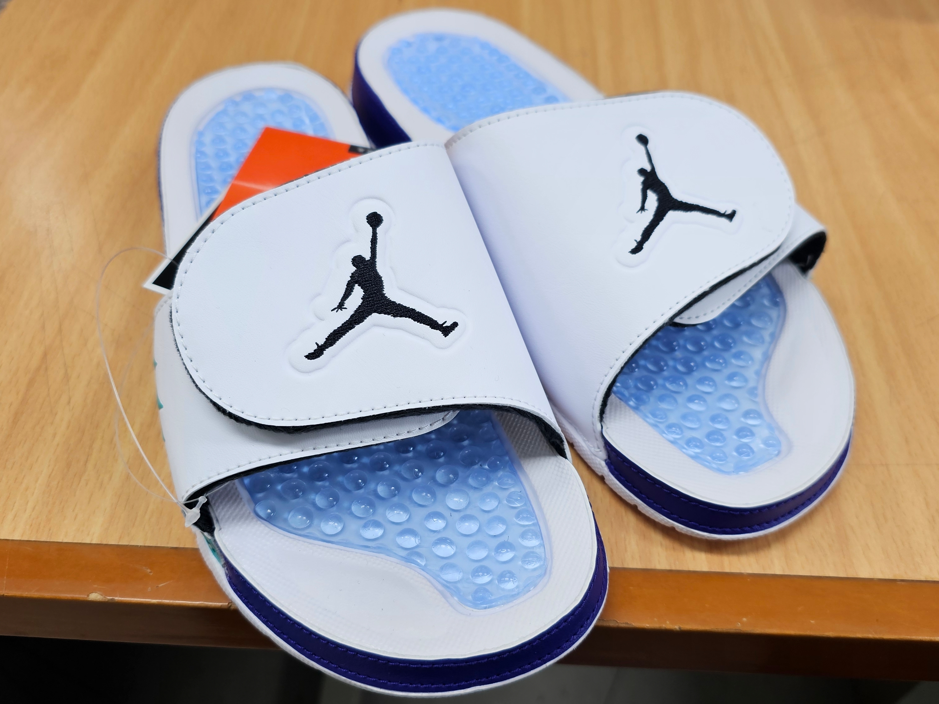 Jordan Hydro 5 Retro Slide White New Emerald 착용 스타일
