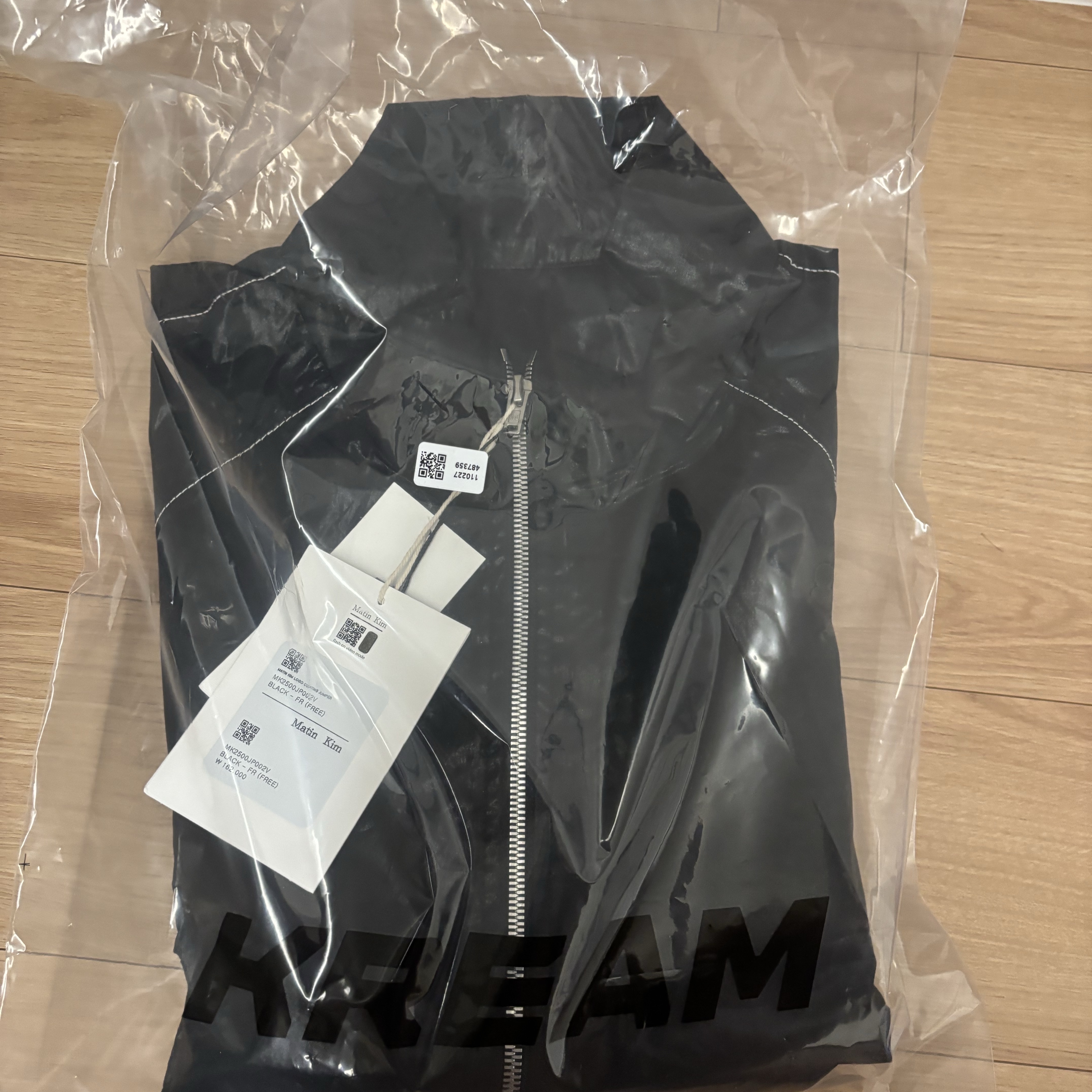 (W) Matin Kim Logo Coating Jumper Black 착용 스타일