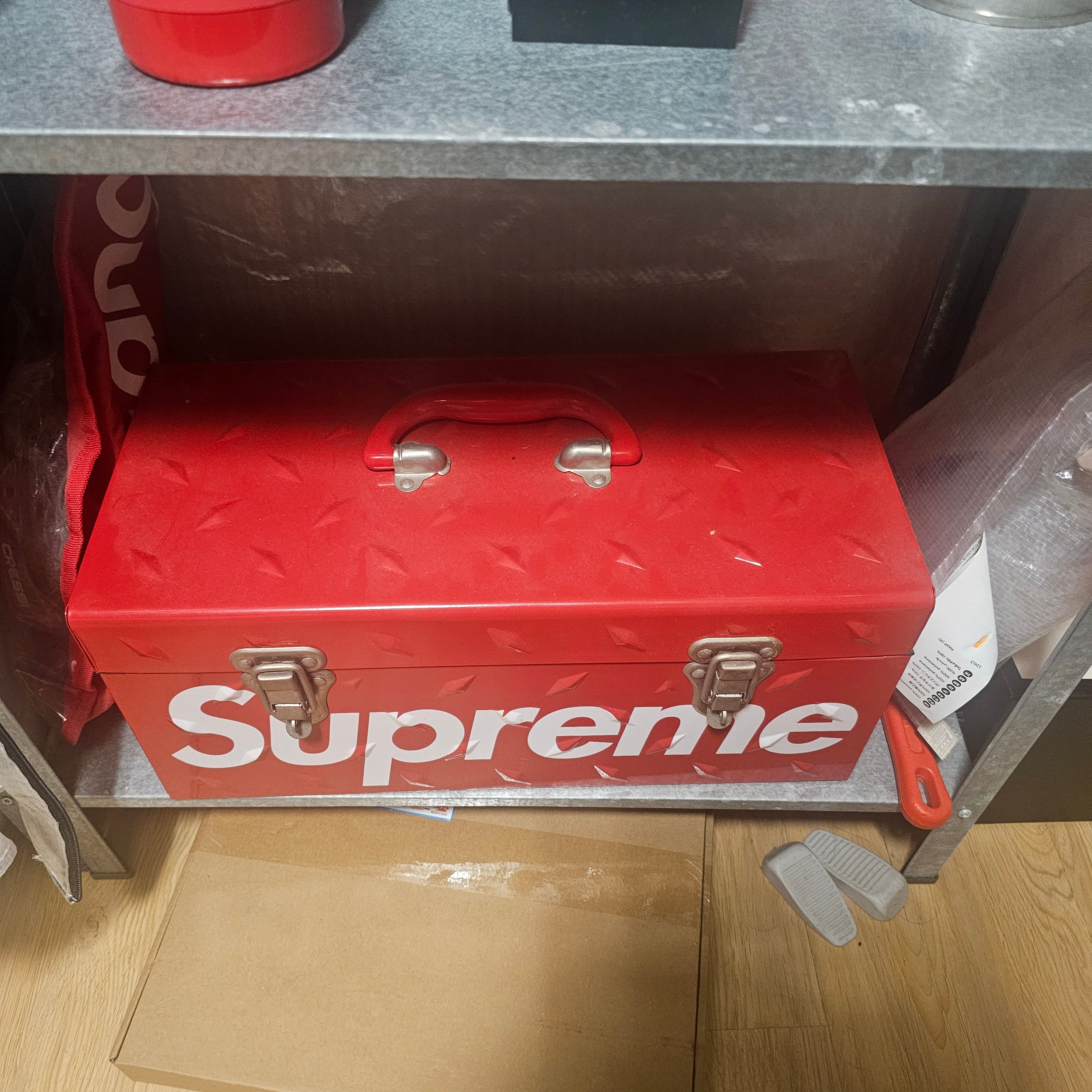 Supreme Diamond Plate Tool Box Red - 18FW 착용 스타일
