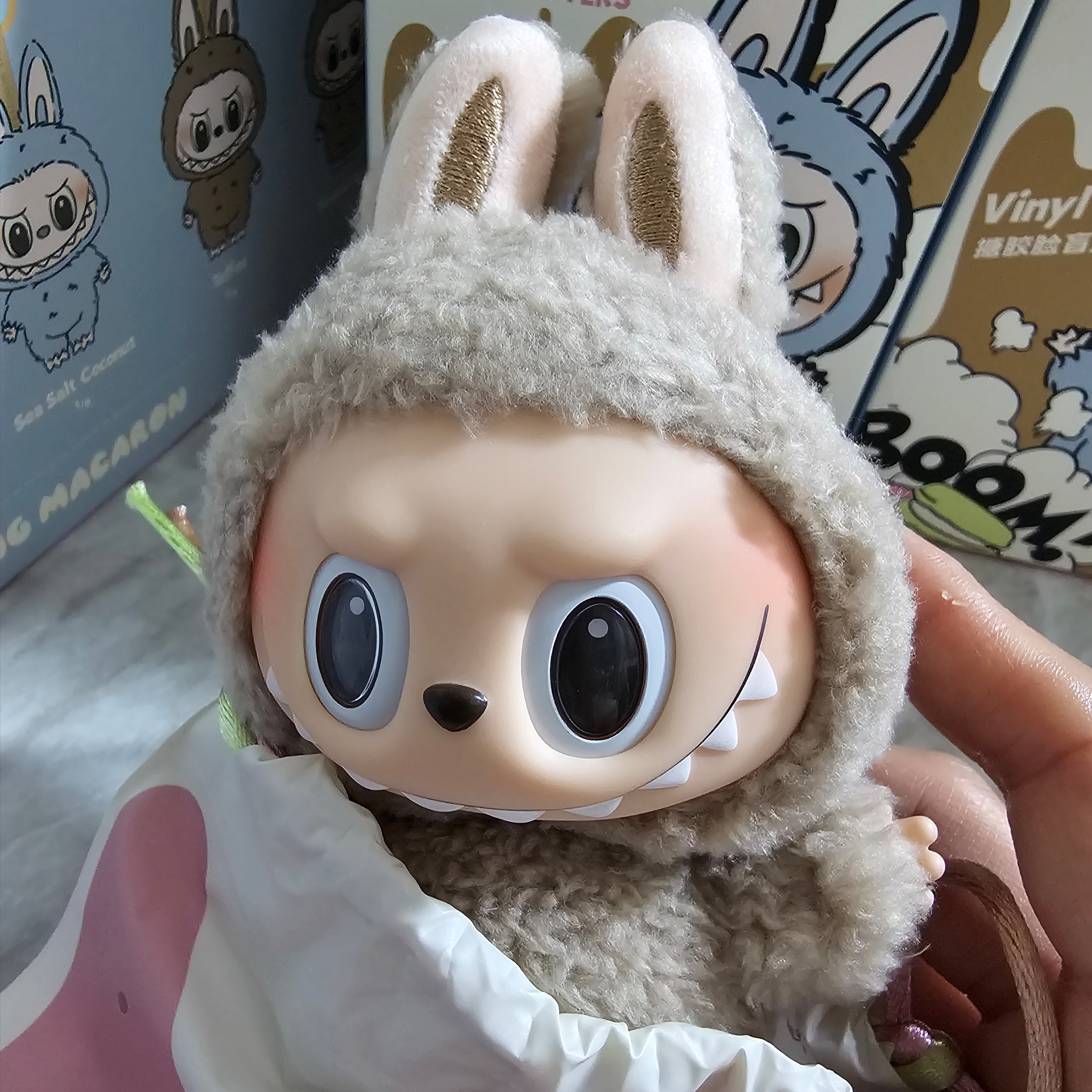 Pop Mart Labubu The Monsters Labubu Tasty Macarons Series Toffe Keyring 착용 스타일