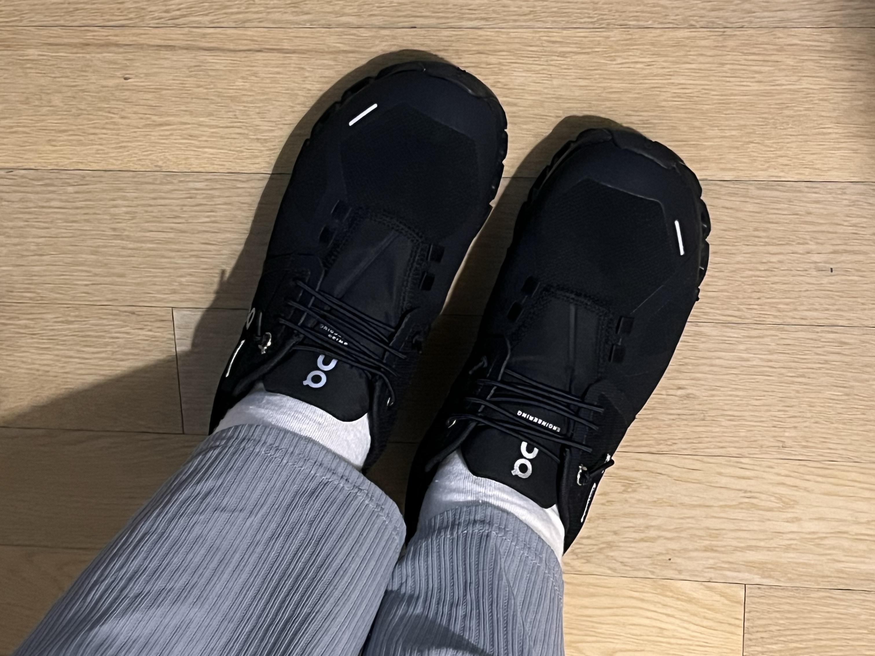 (W) On Running Cloud 5 Waterproof All Black 착용 스타일