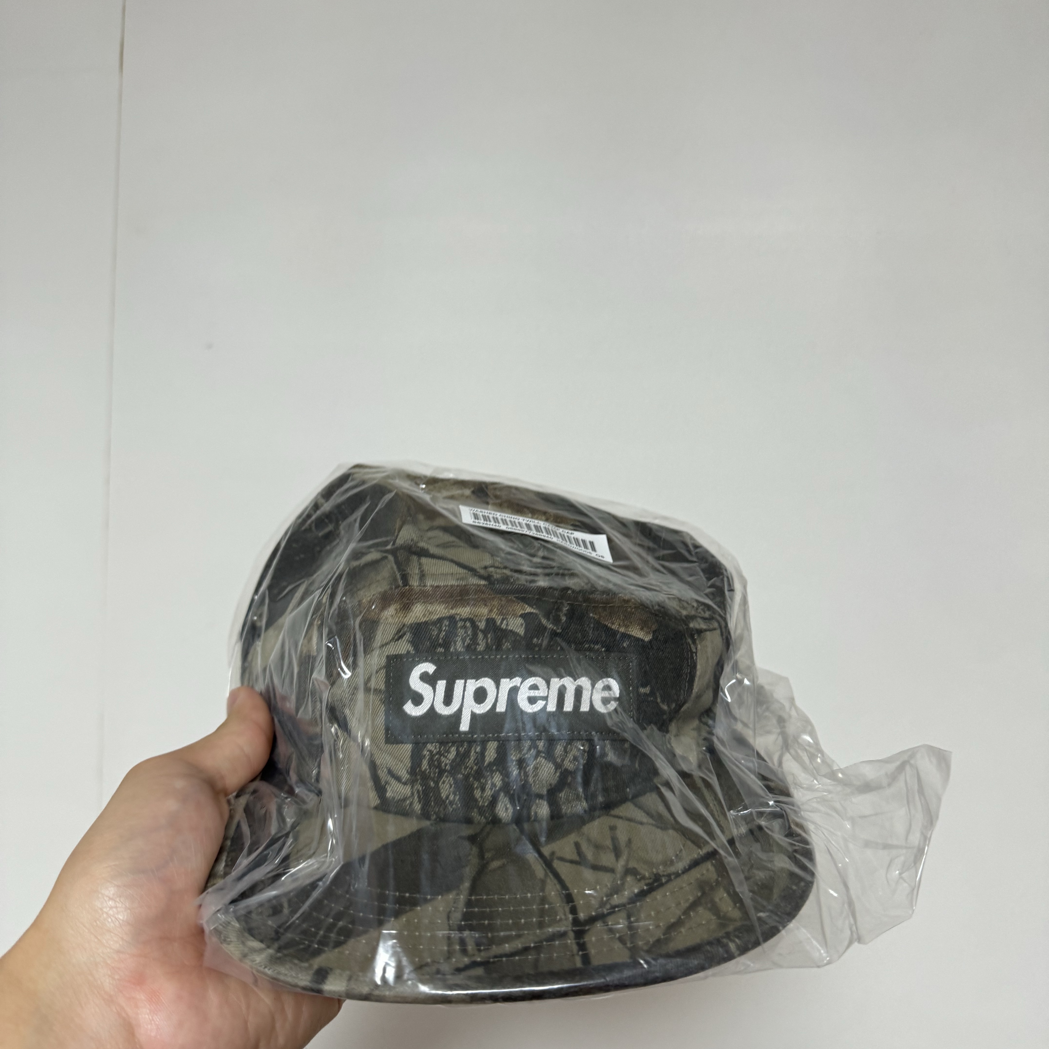 Supreme Washed Chino Twill Camp Cap Realtree Hardwoods Camo - 25SS 착용 스타일