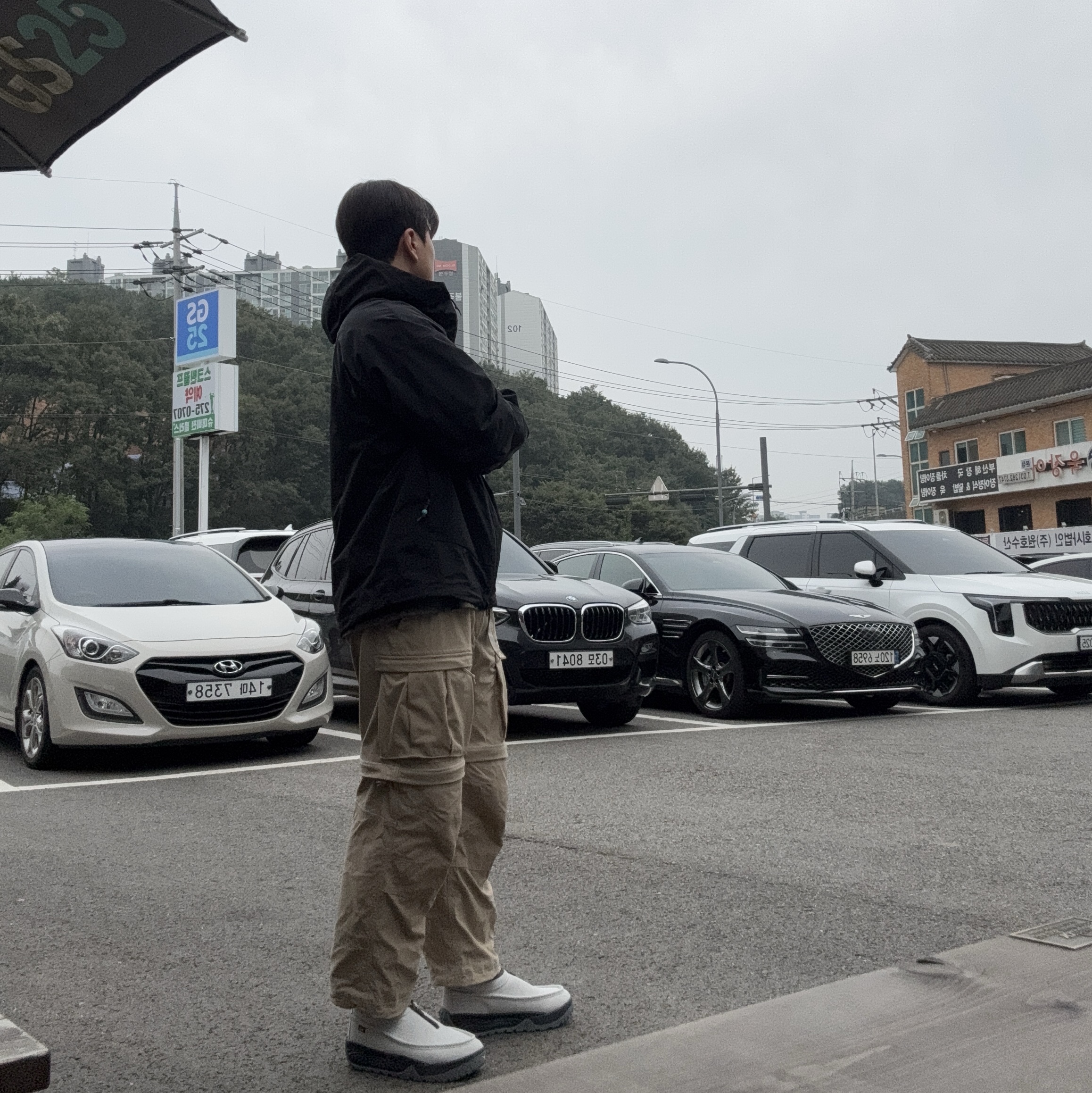 Nike ACG Izy Photon Dust Anthracite, Nike ACG Smith Summit Pants Khaki - Asia 착용 스타일