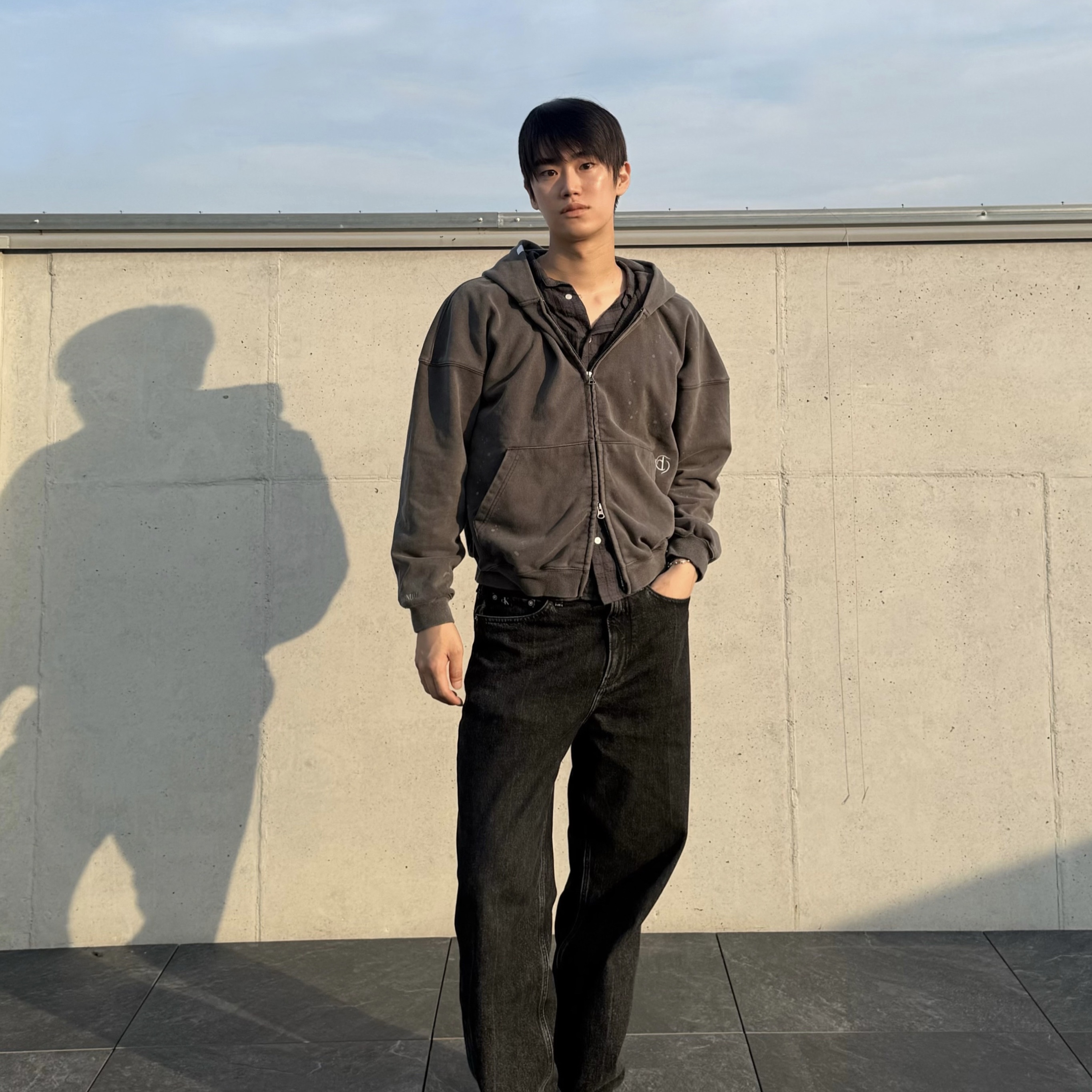 [KREAM 단독] NOMANUAL Painted Hooded Zip-up Washed Black 착용 스타일 - 1