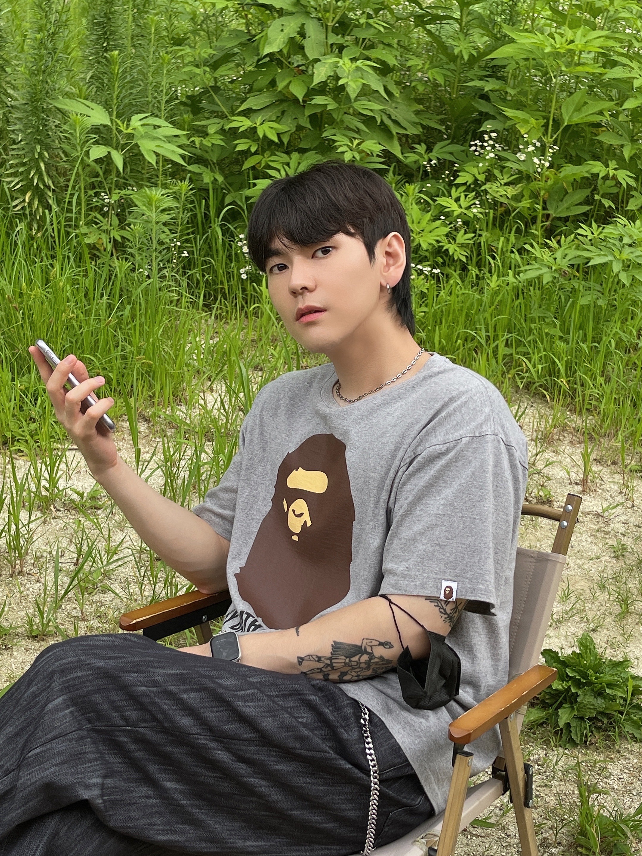 BAPE By Bathing Ape T-Shirt Gray, Jordan 1 Low Light Smoke Grey 착용 스타일 - 1